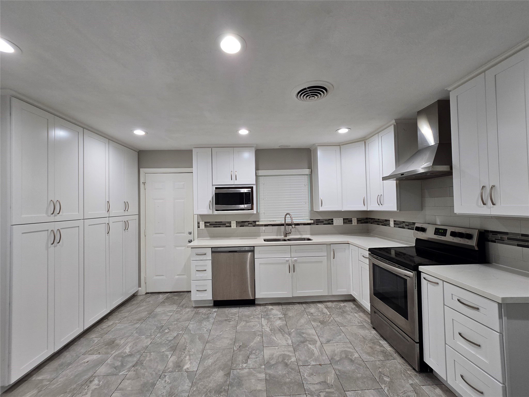 5470 Carew Street Property Photo 3