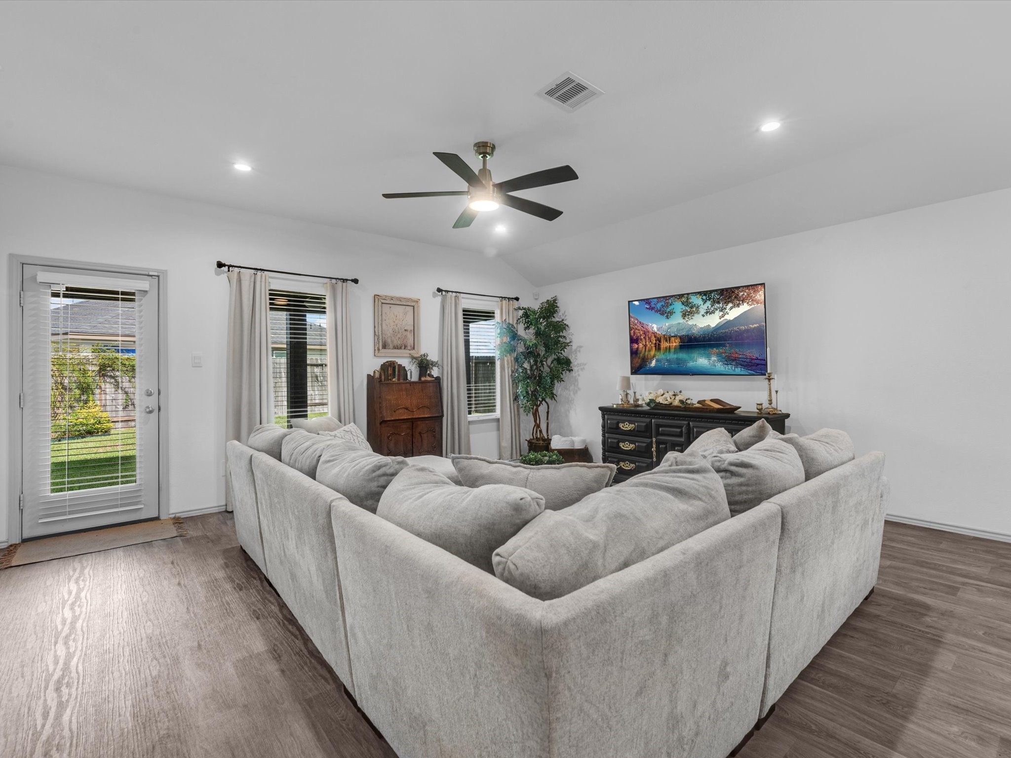 7323 Sunset Creek Drive Property Photo 8