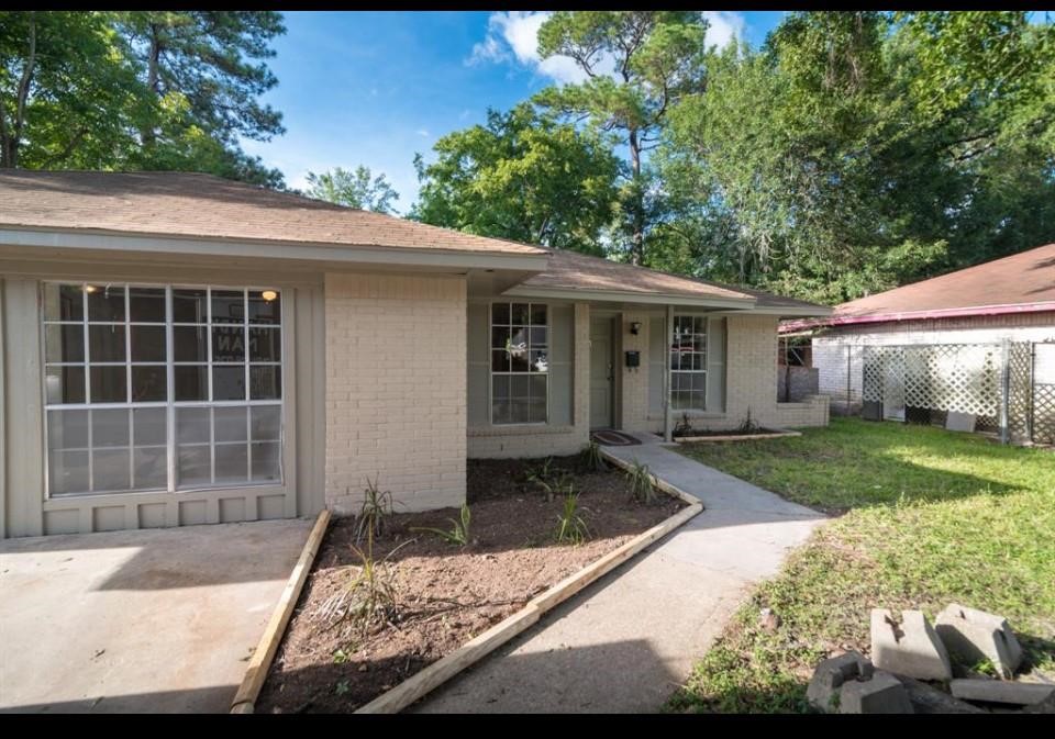 7621 Gleason Road Property Photo 2