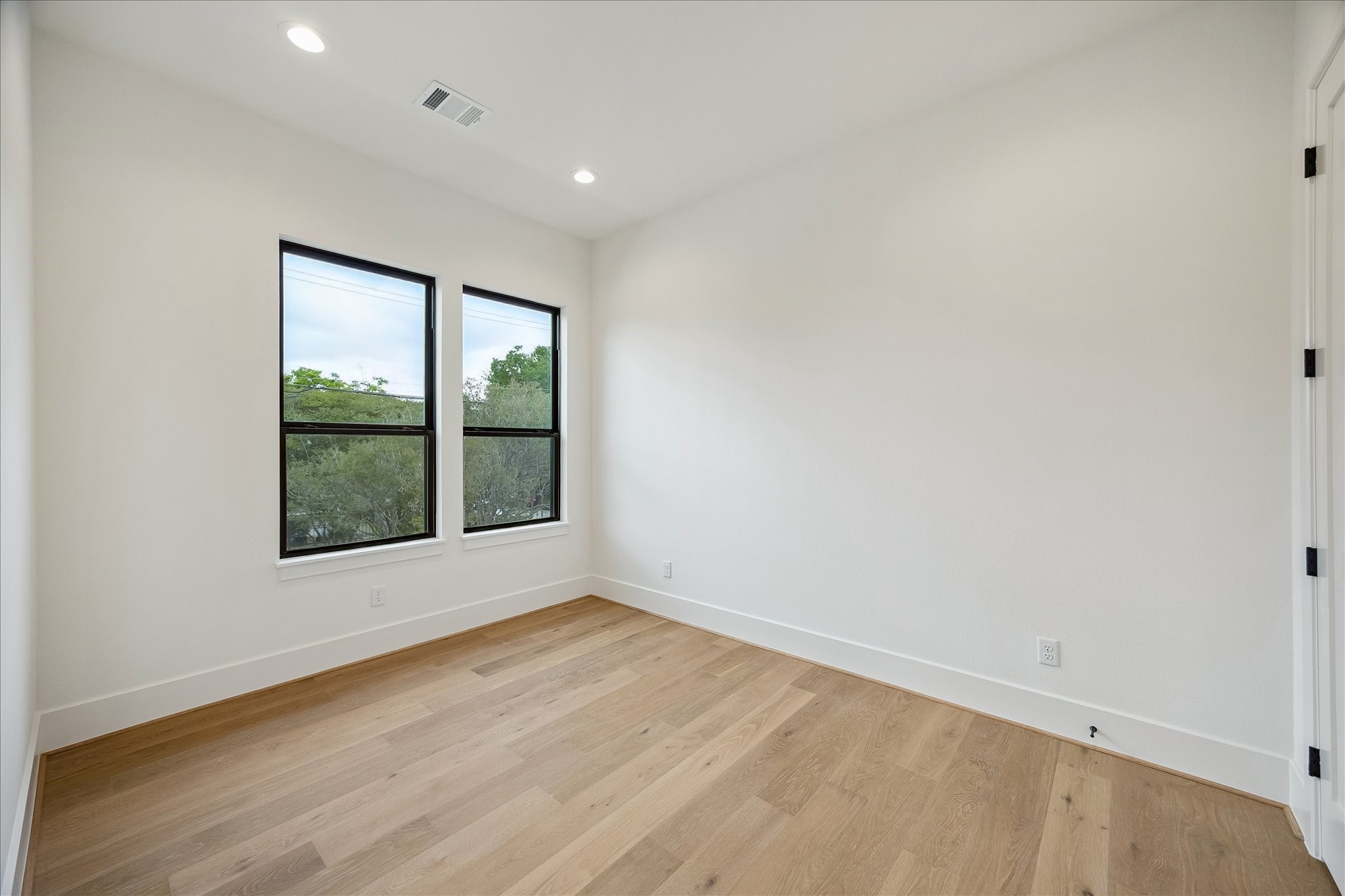 122 E 4th Street Property Photo 29
