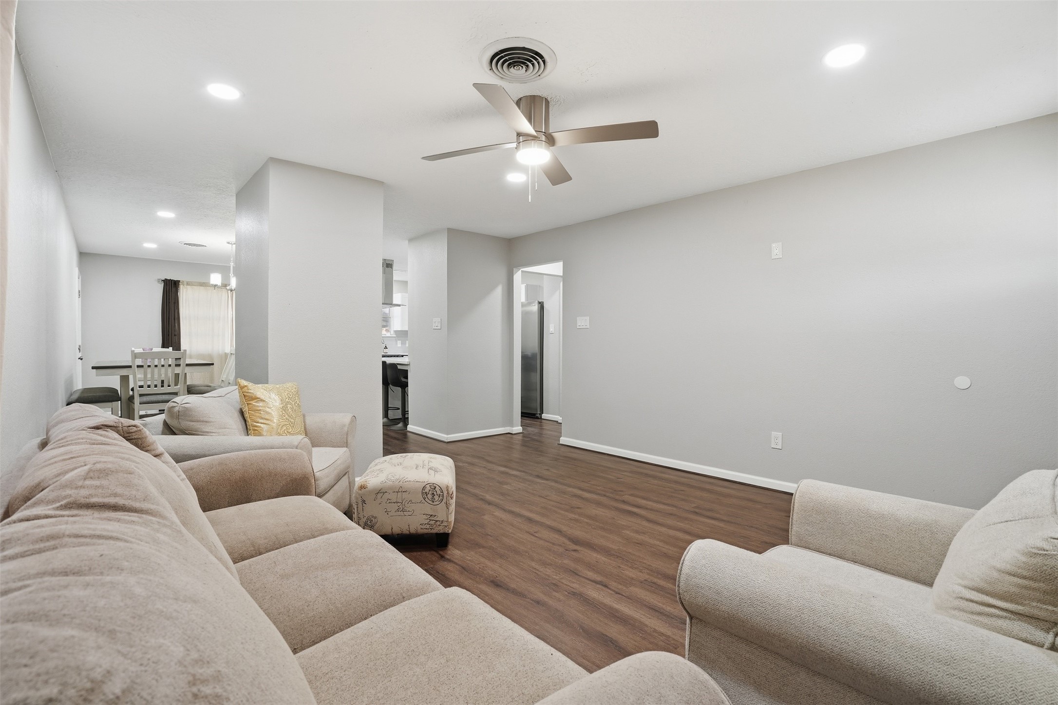 3517 Longwood Drive Property Photo 3