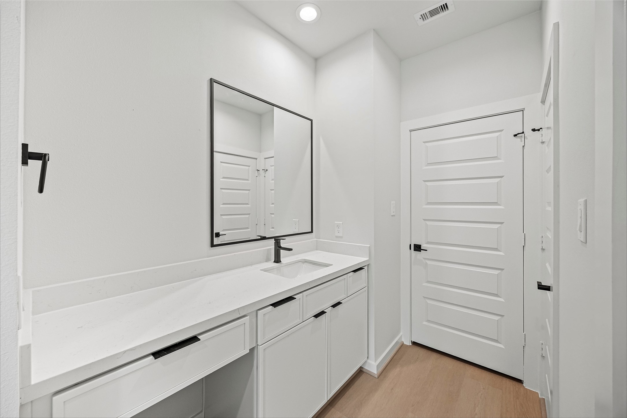 523 Hillwood Heights Drive Property Photo 12