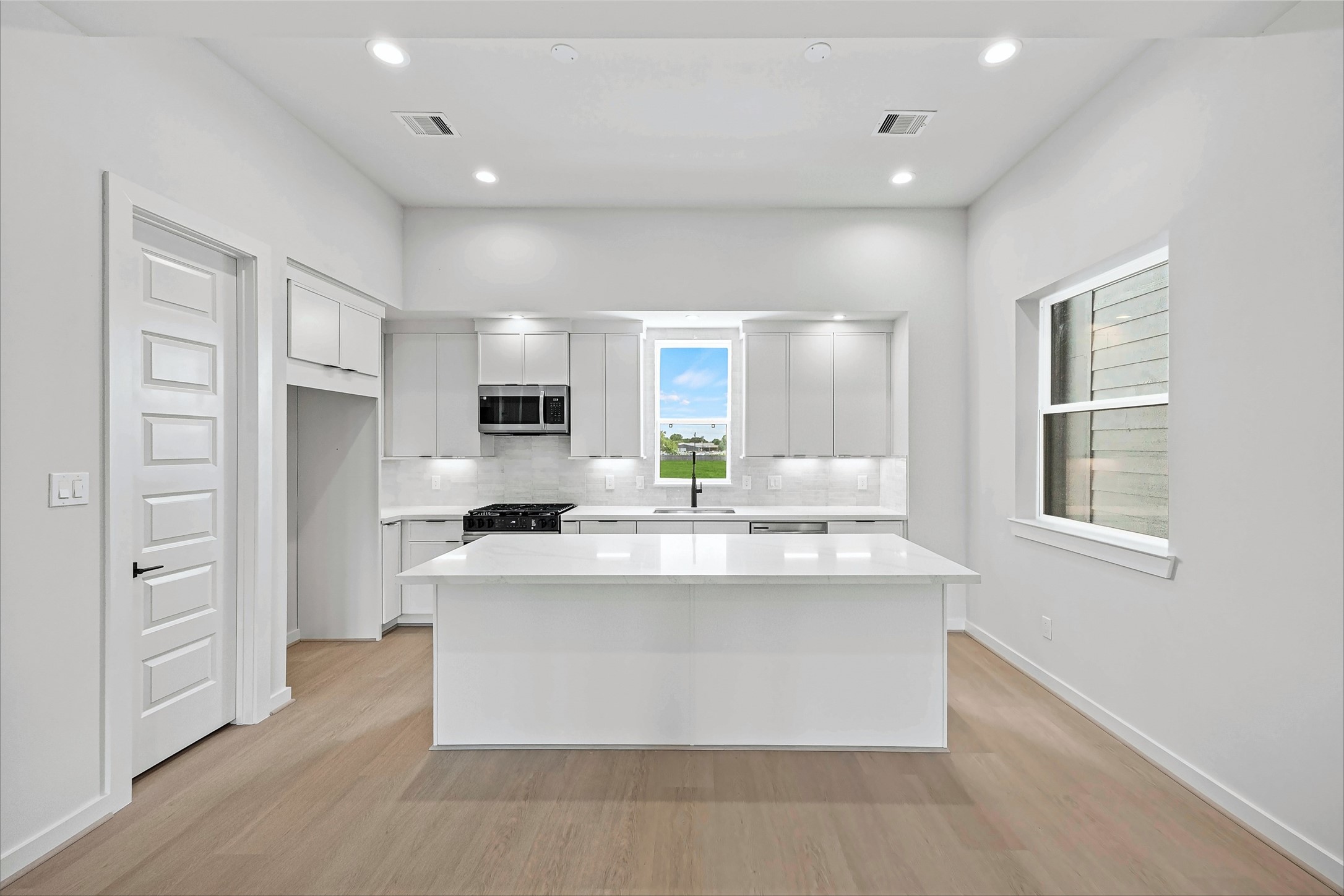 523 Hillwood Heights Drive Property Photo 15