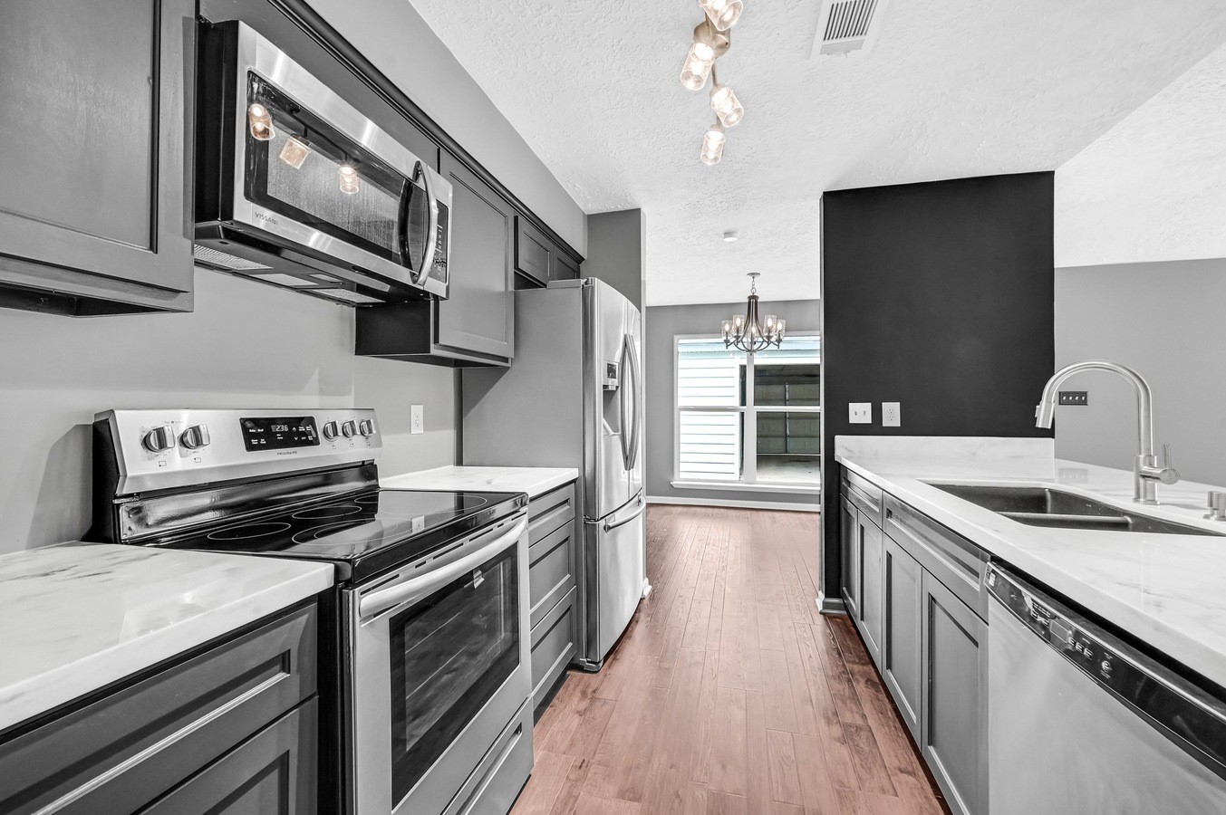 10207 Foxrow Lane Property Photo 3