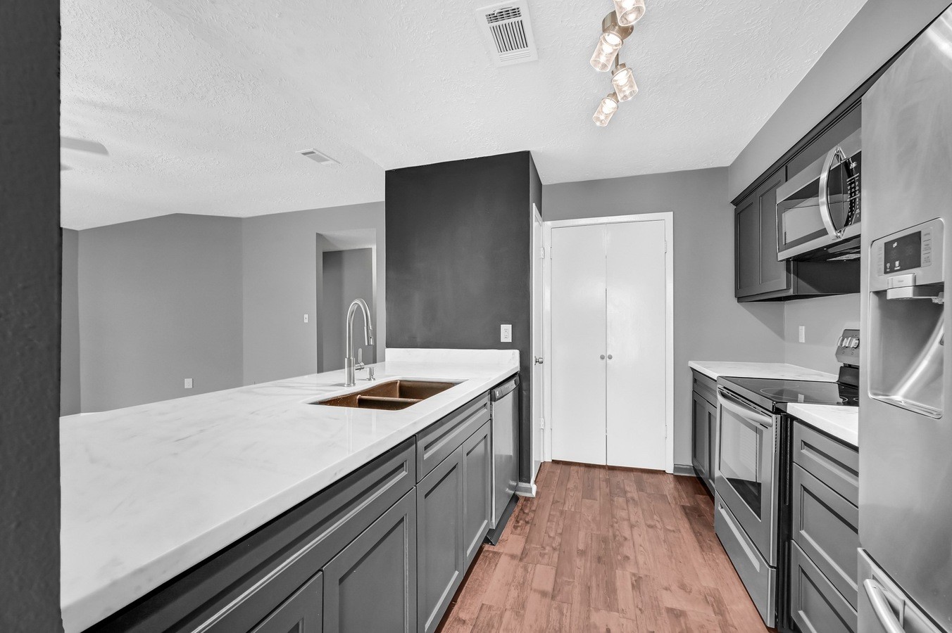 10207 Foxrow Lane Property Photo 6