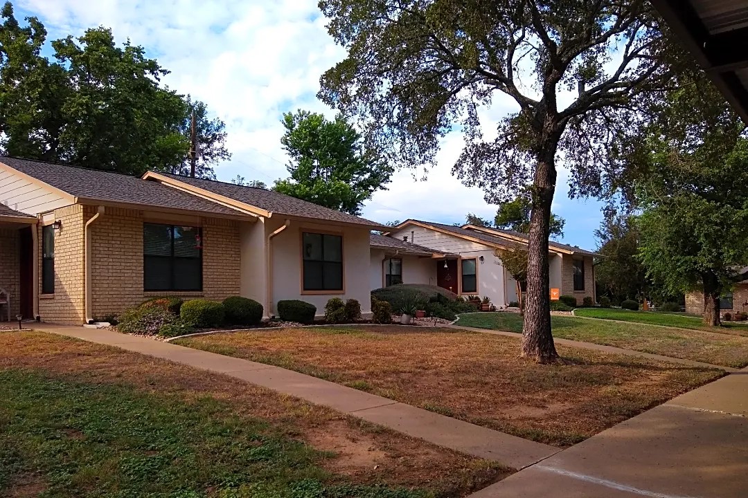 1001 Pecan Valley Dr Property Photo 3