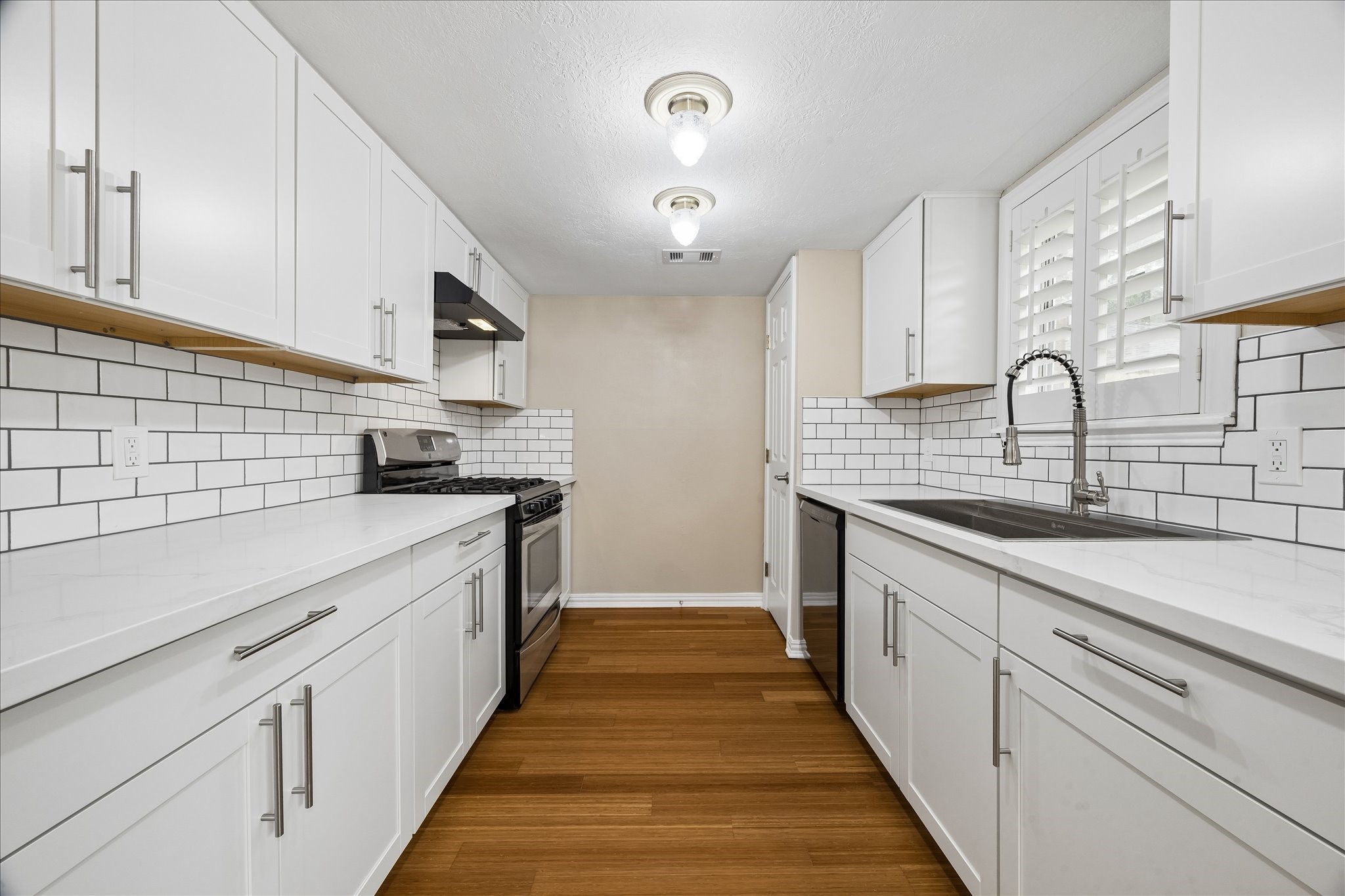 15710 Thunderbay Drive Property Photo 4