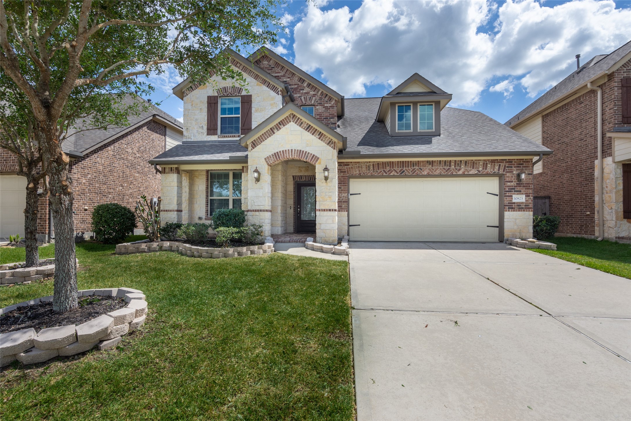 10823 Paula Bluff Lane Property Photo 1
