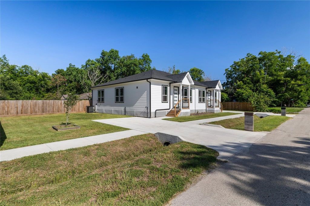4802 Angleton Street A Property Photo 2