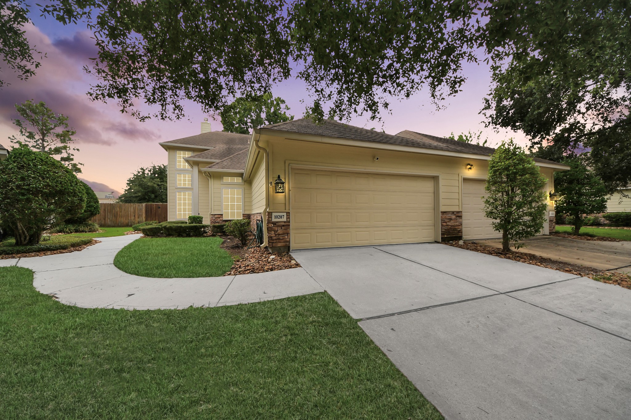 10207 Thornleaf Lane Property Photo 1