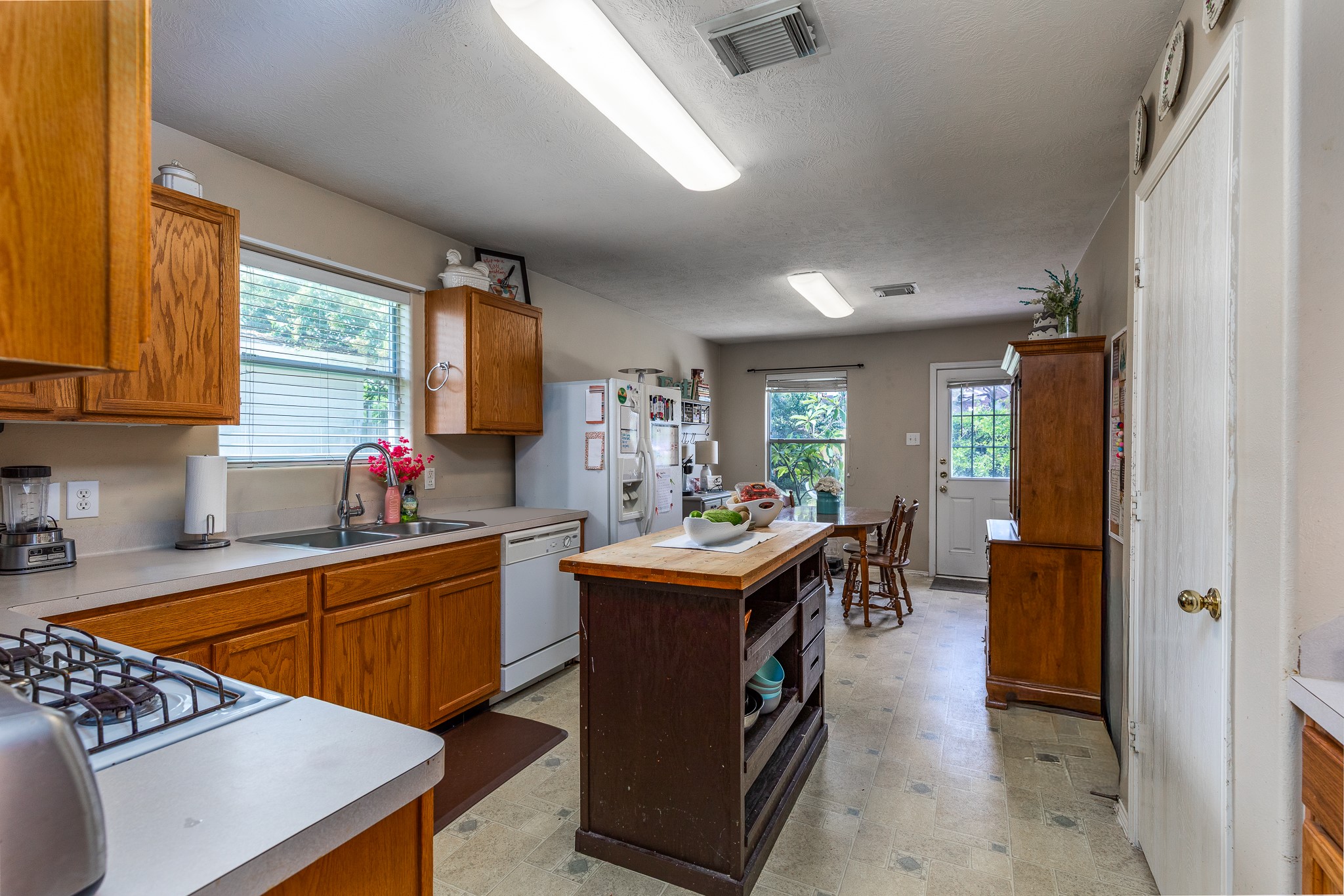 24027 Kingbriar Drive Property Photo 6
