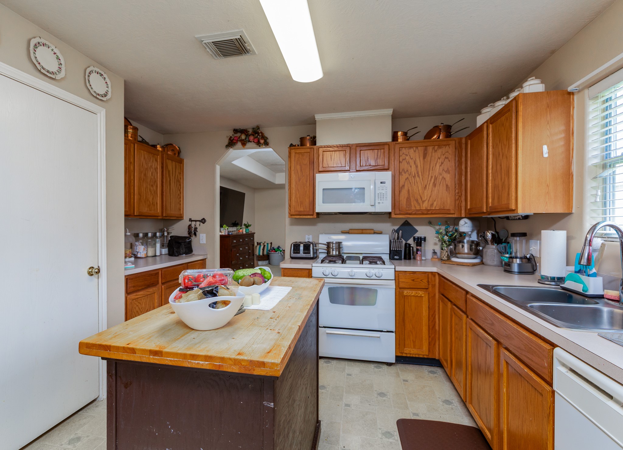 24027 Kingbriar Drive Property Photo 8