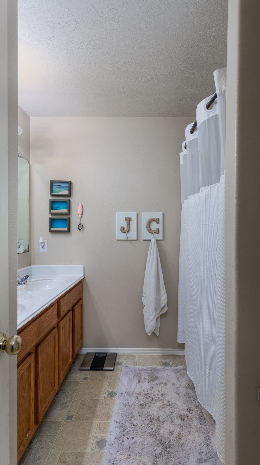 24027 Kingbriar Drive Property Photo 17