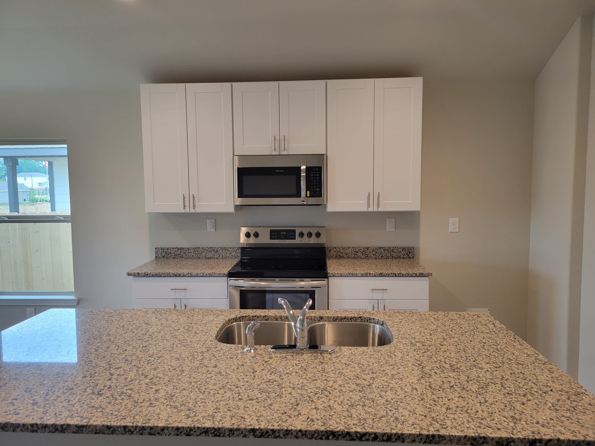 14930 Dane Ct Property Photo 4