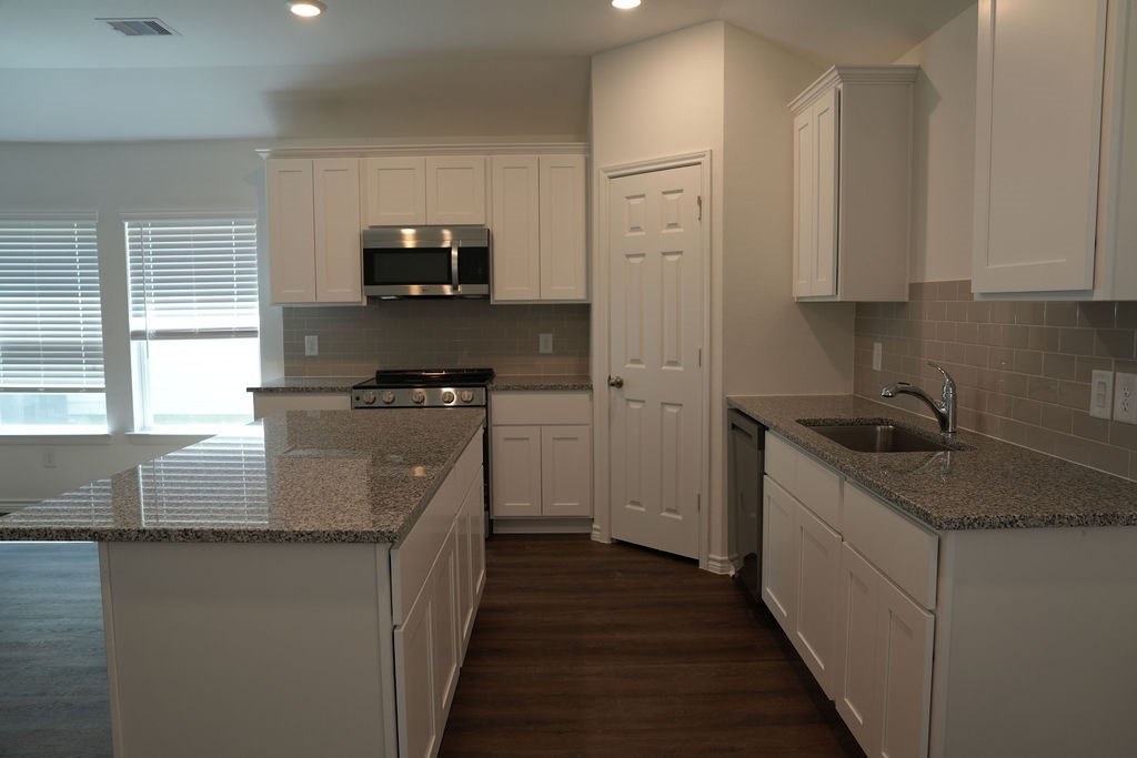 807 Stoney Point Lane Property Photo 4