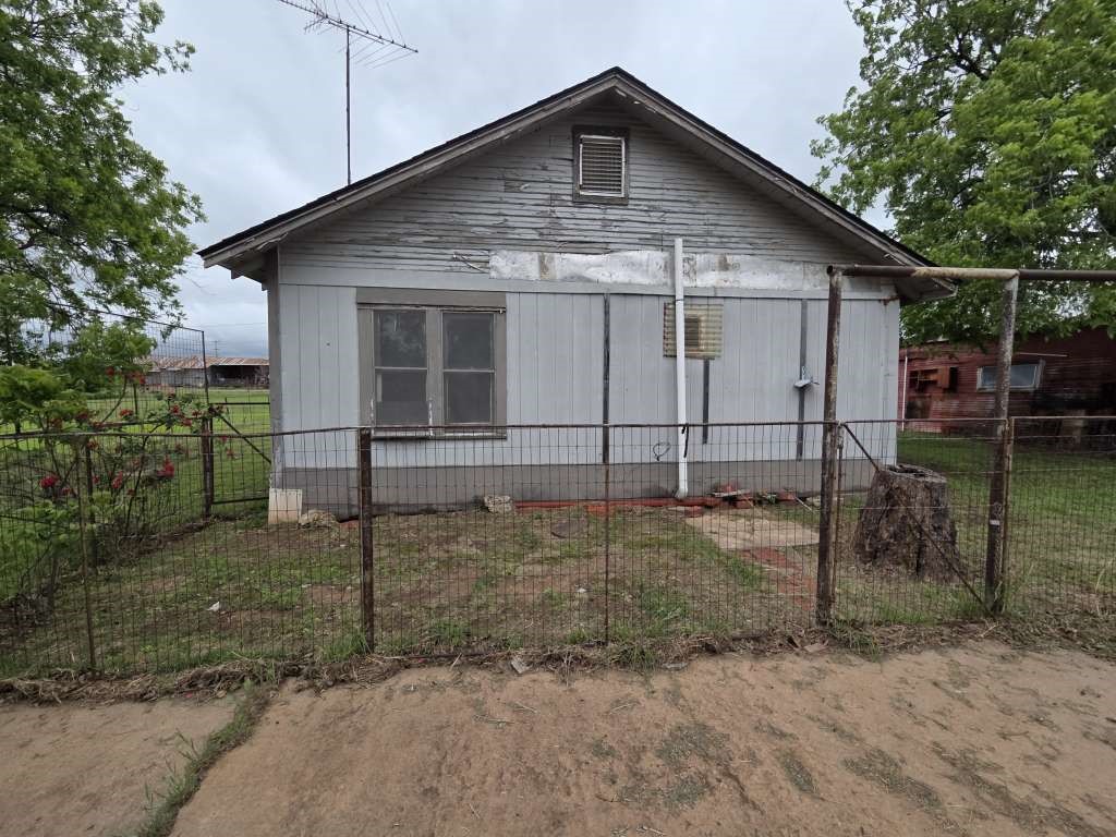 204 E Bryan Avenue Property Photo 2