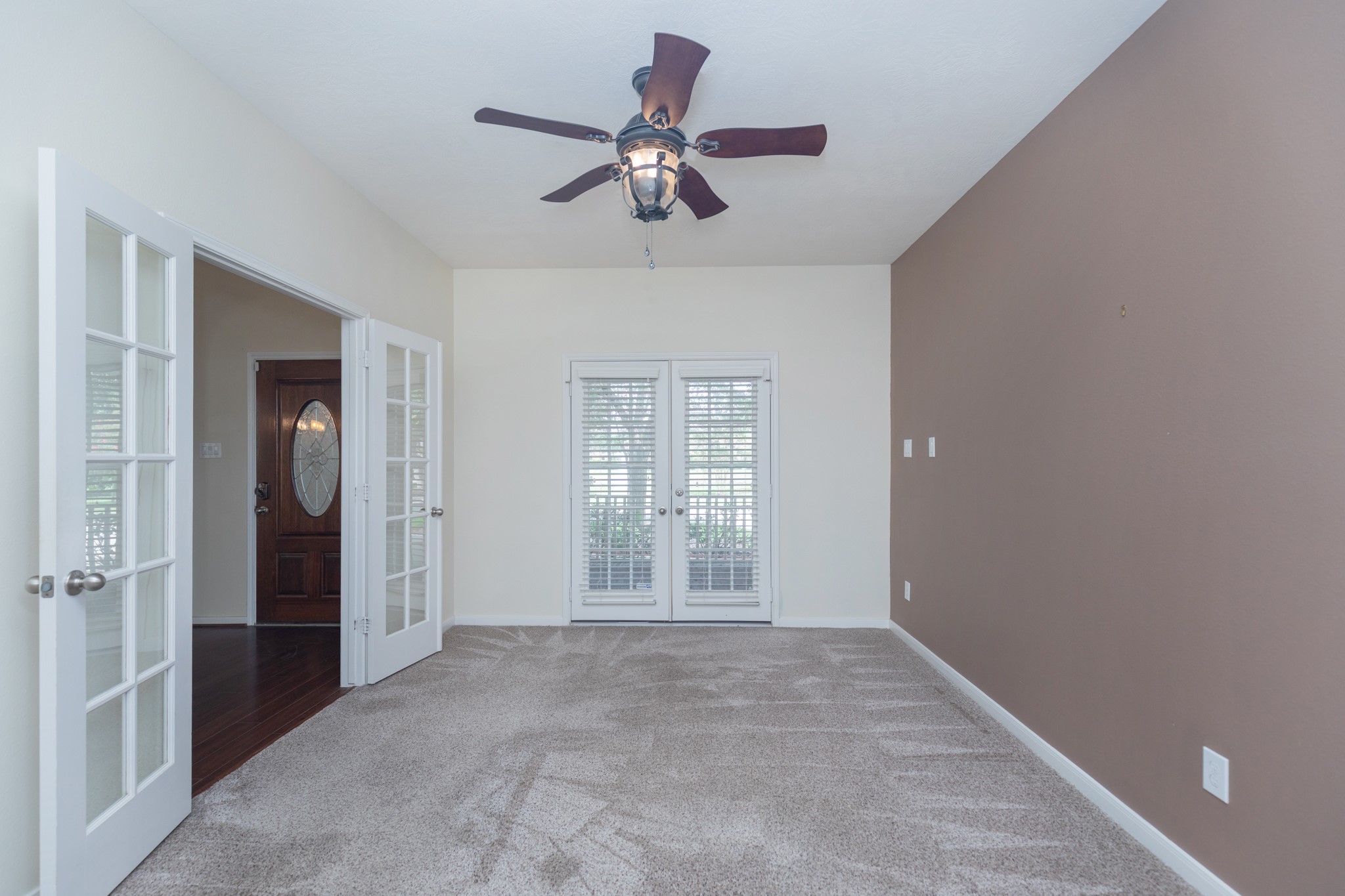 3023 London Lane Property Photo 5