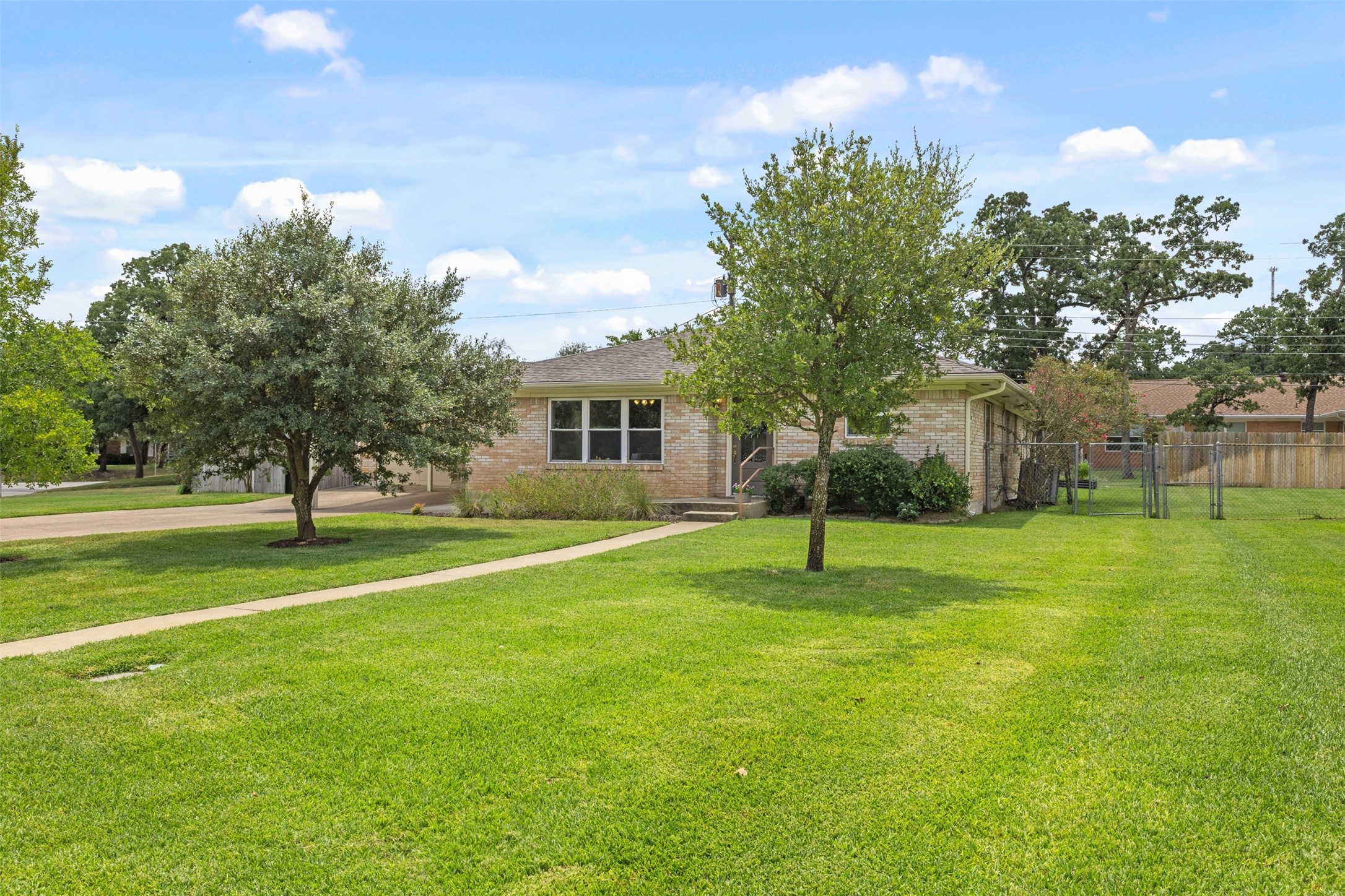 2310 Morningside Drive Property Photo 2