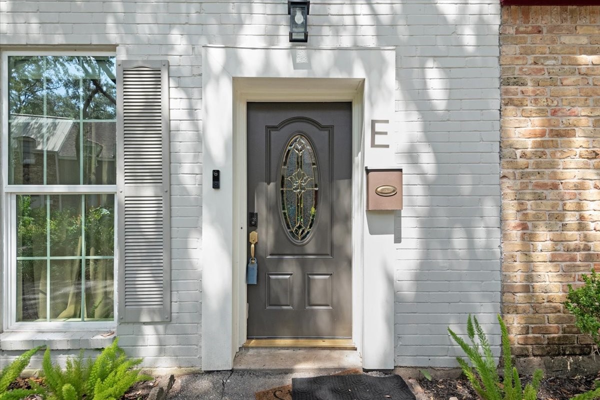 5217 Arboles Drive E Property Photo 4