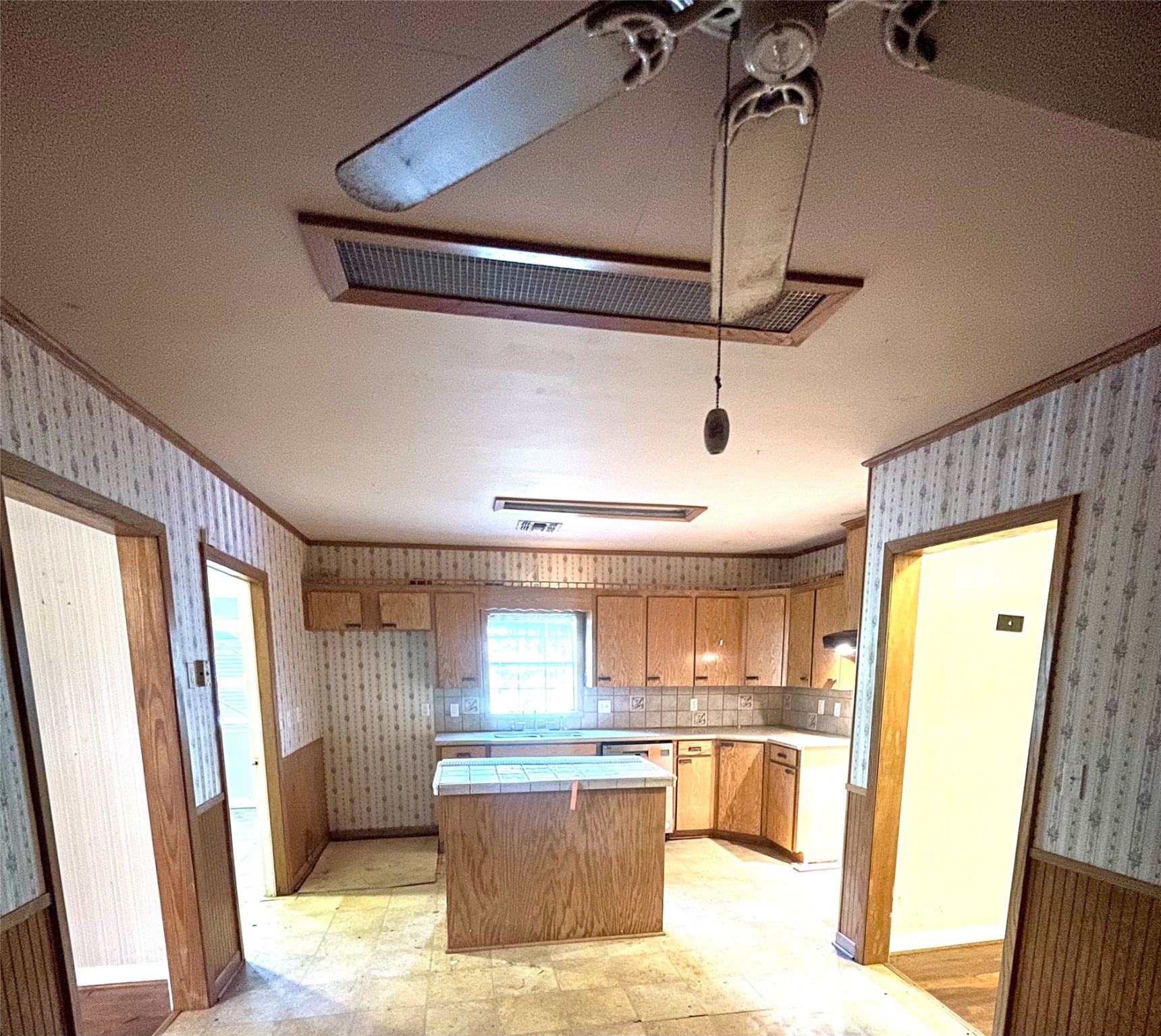 1382 Loop 522 Property Photo 6