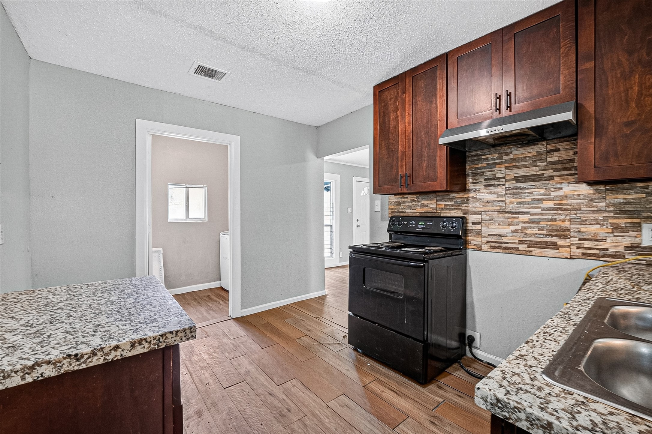 4118 Sunflower Street Property Photo 9