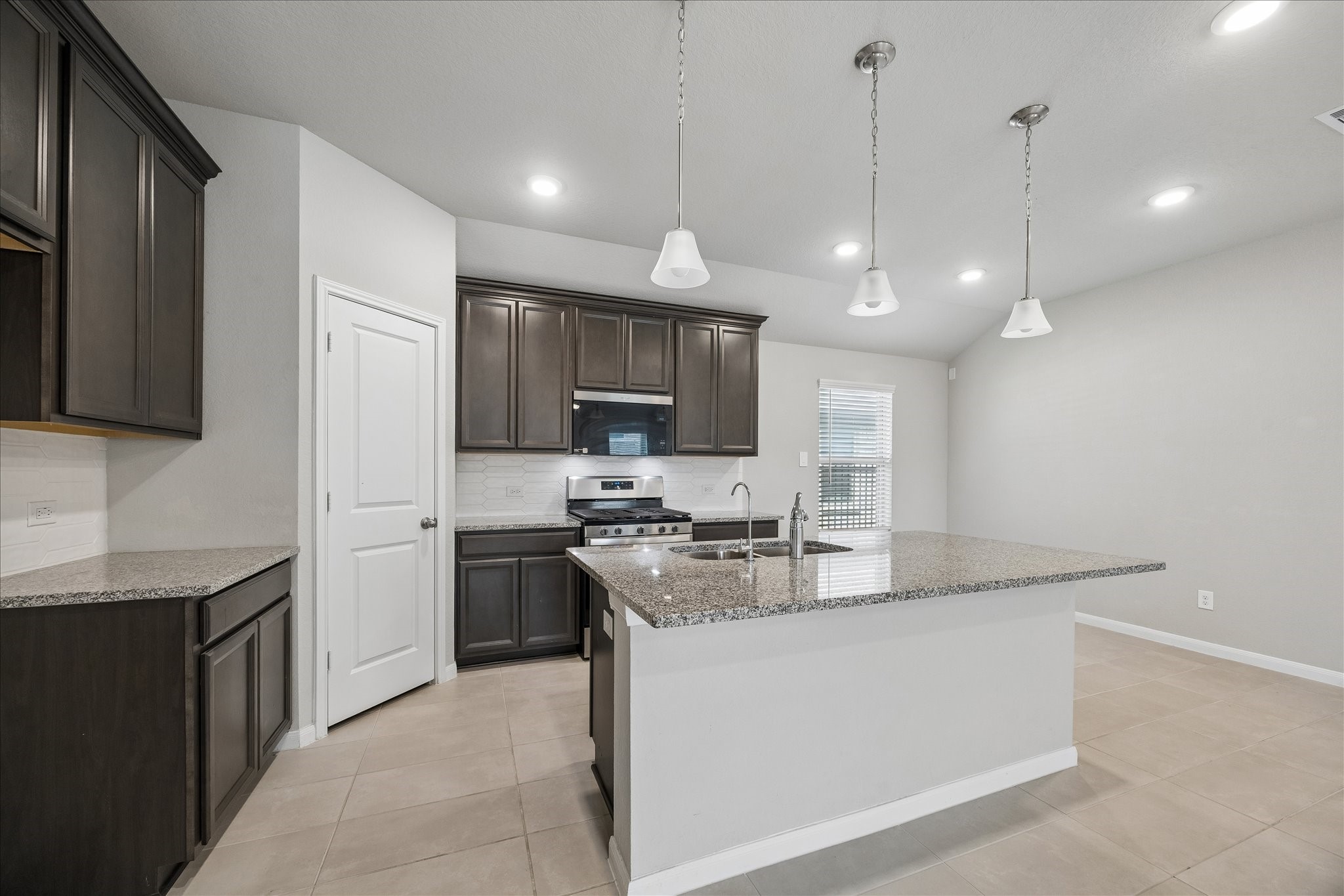 27007 Blue Pool Drive Property Photo 8