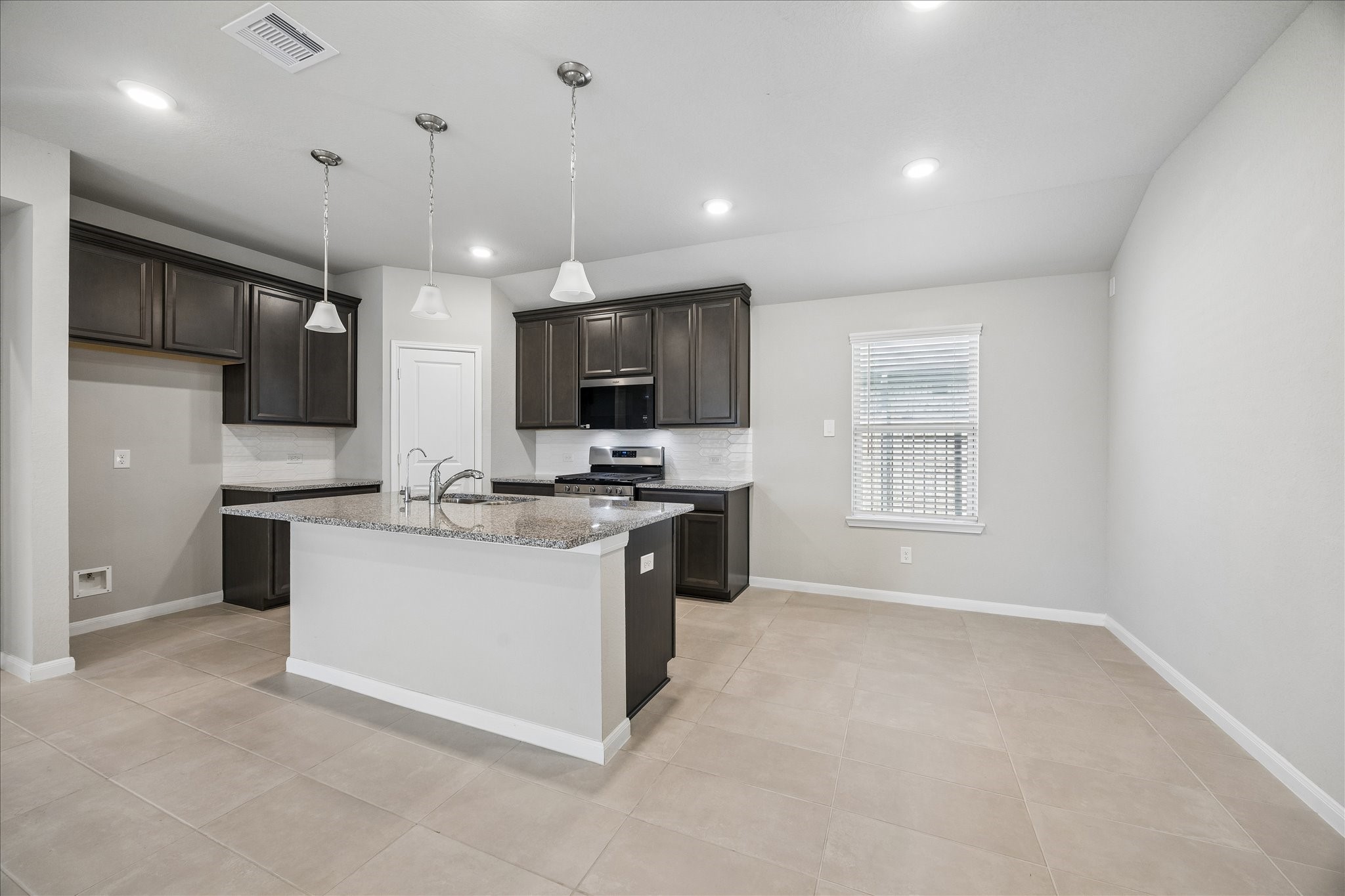 27007 Blue Pool Drive Property Photo 11