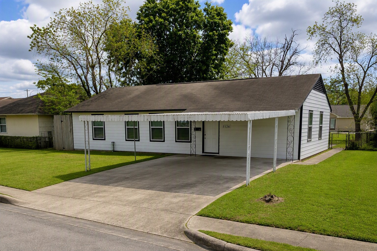 5126 Kingsbury Street Property Photo 1