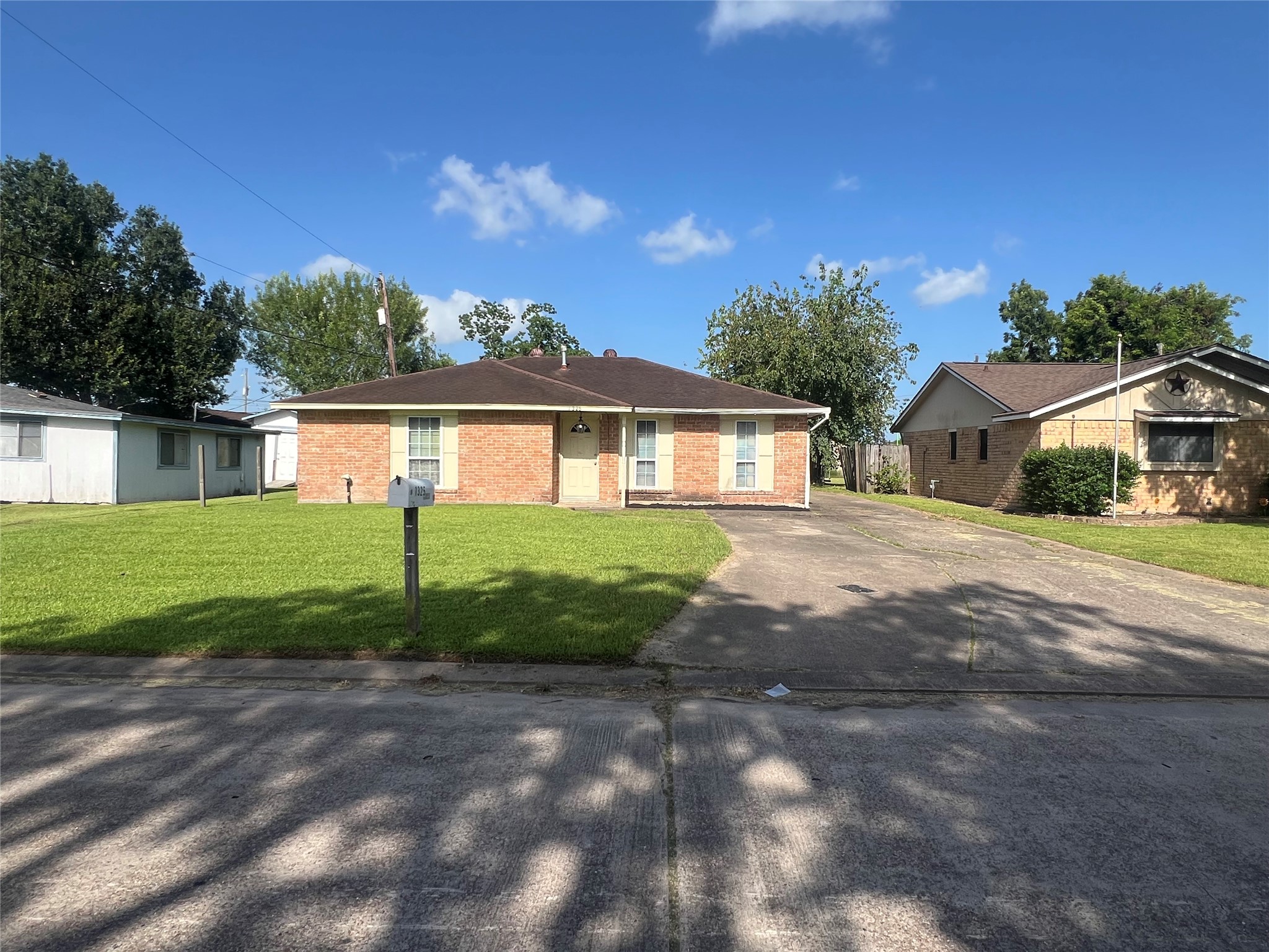 1325 Northbrook Drive Property Photo 1
