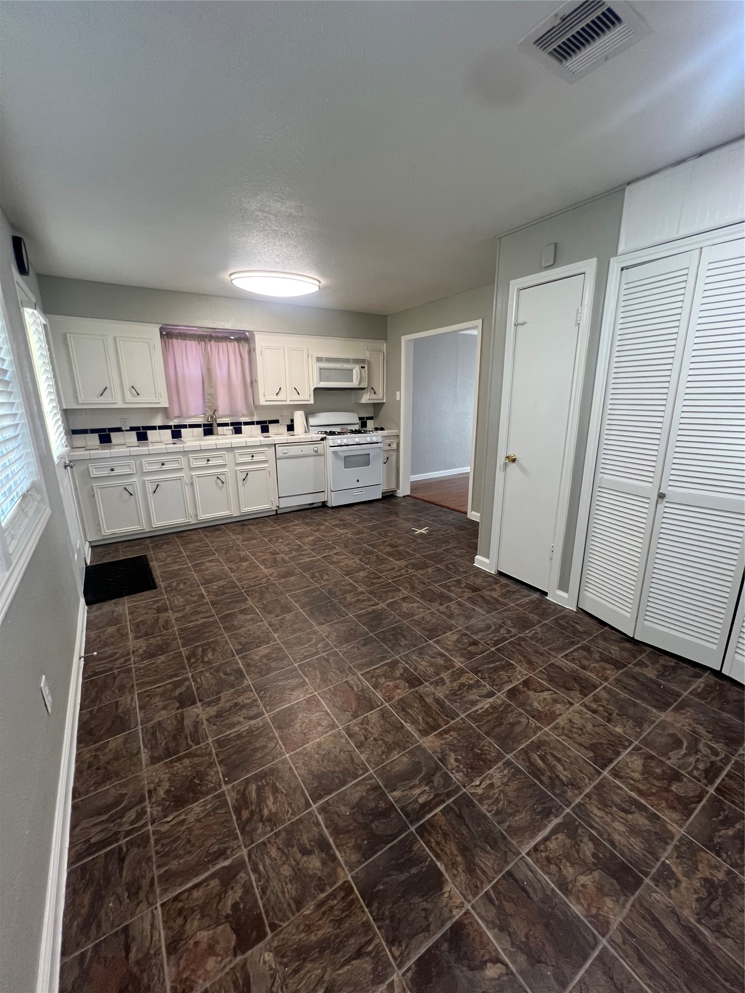 1325 Northbrook Drive Property Photo 10