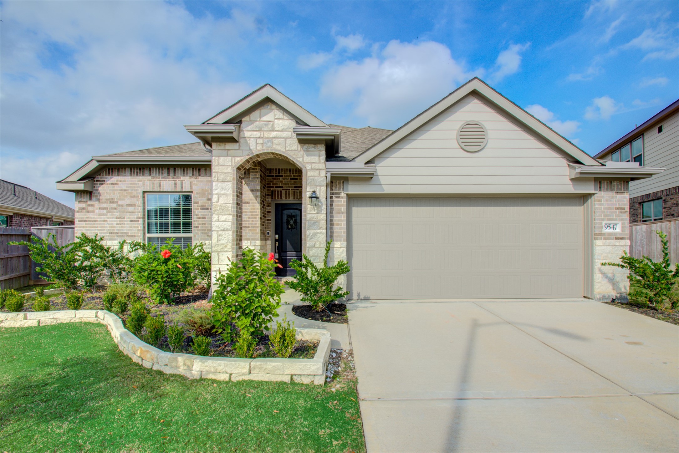 9547 Summer River Drive Property Photo 1