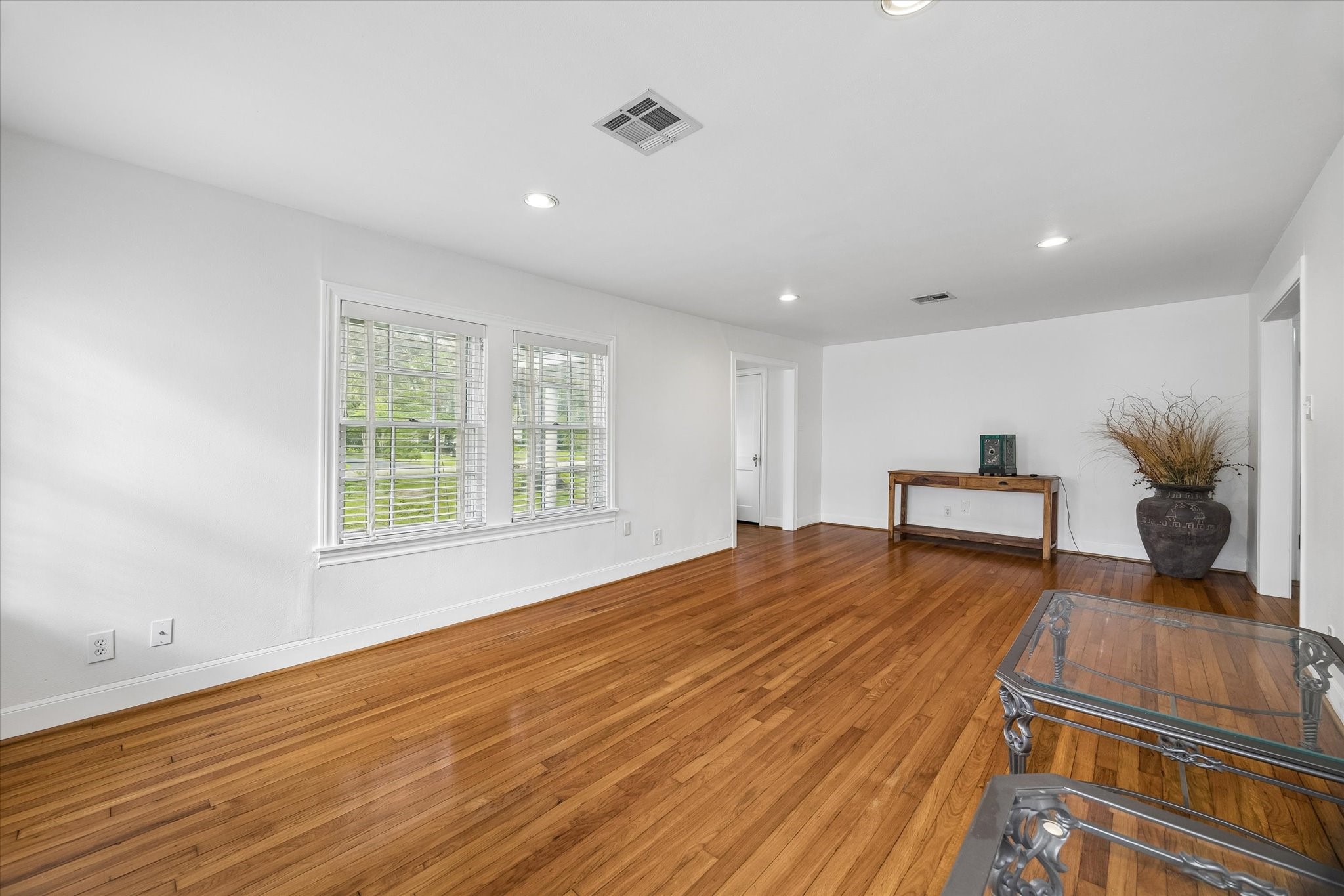 327 W 31st Street Property Photo 18