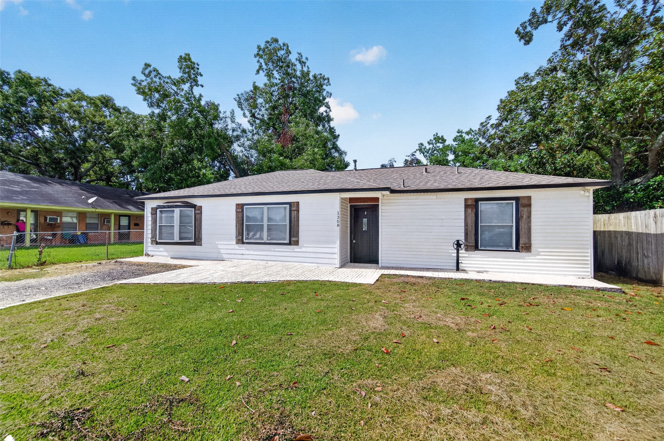 1308 W Dumble Street Property Photo 2