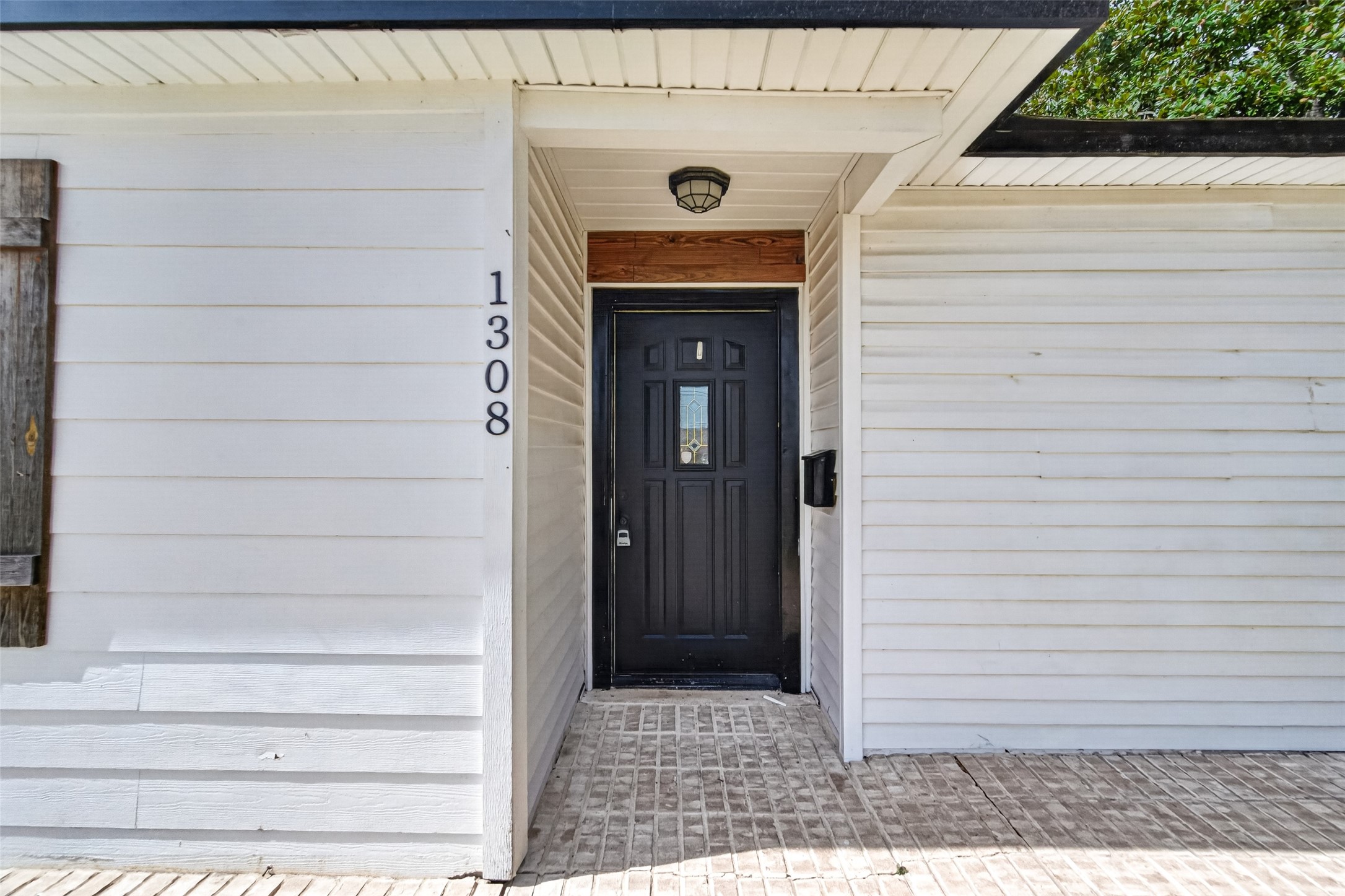 1308 W Dumble Street Property Photo 3