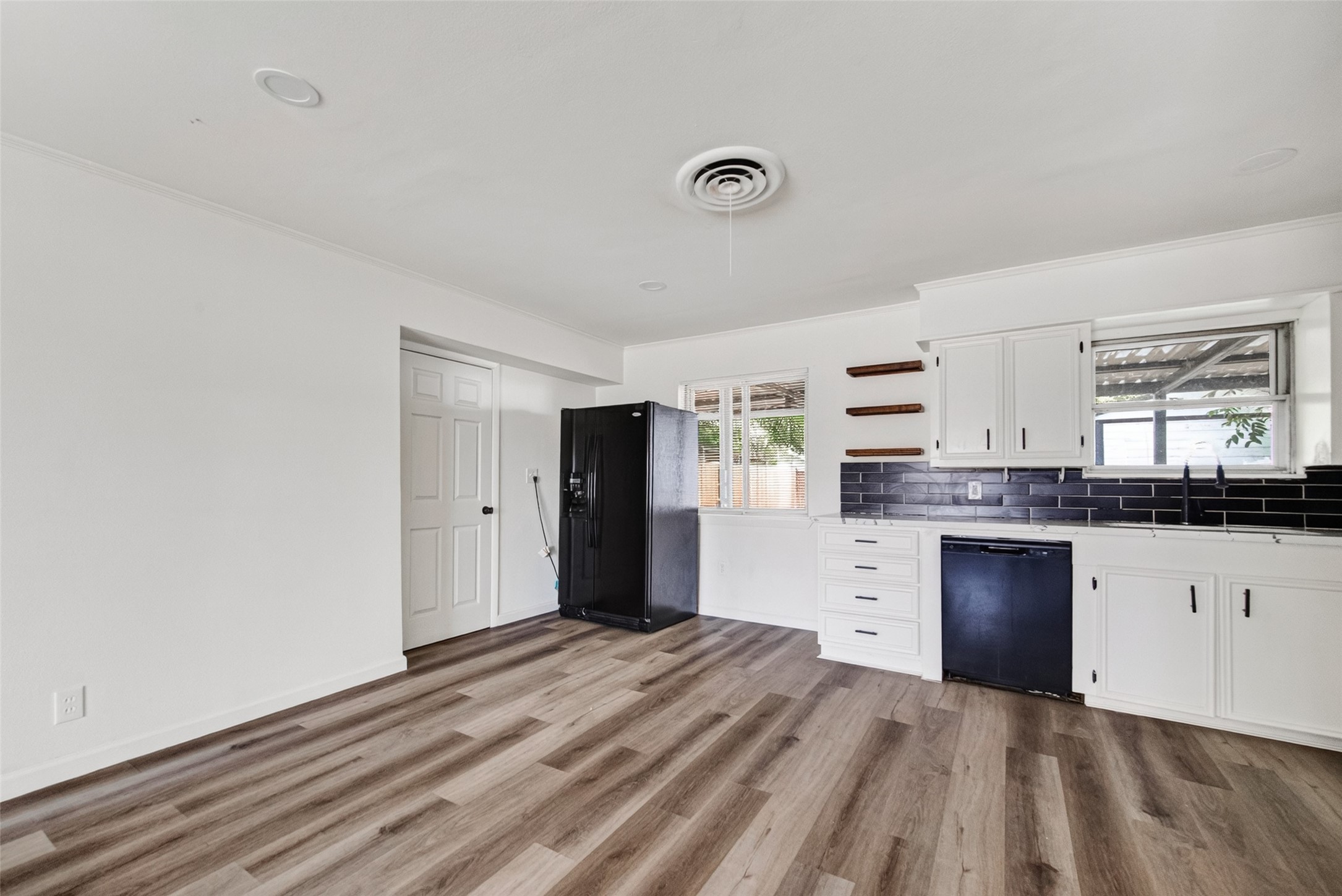 1308 W Dumble Street Property Photo 8