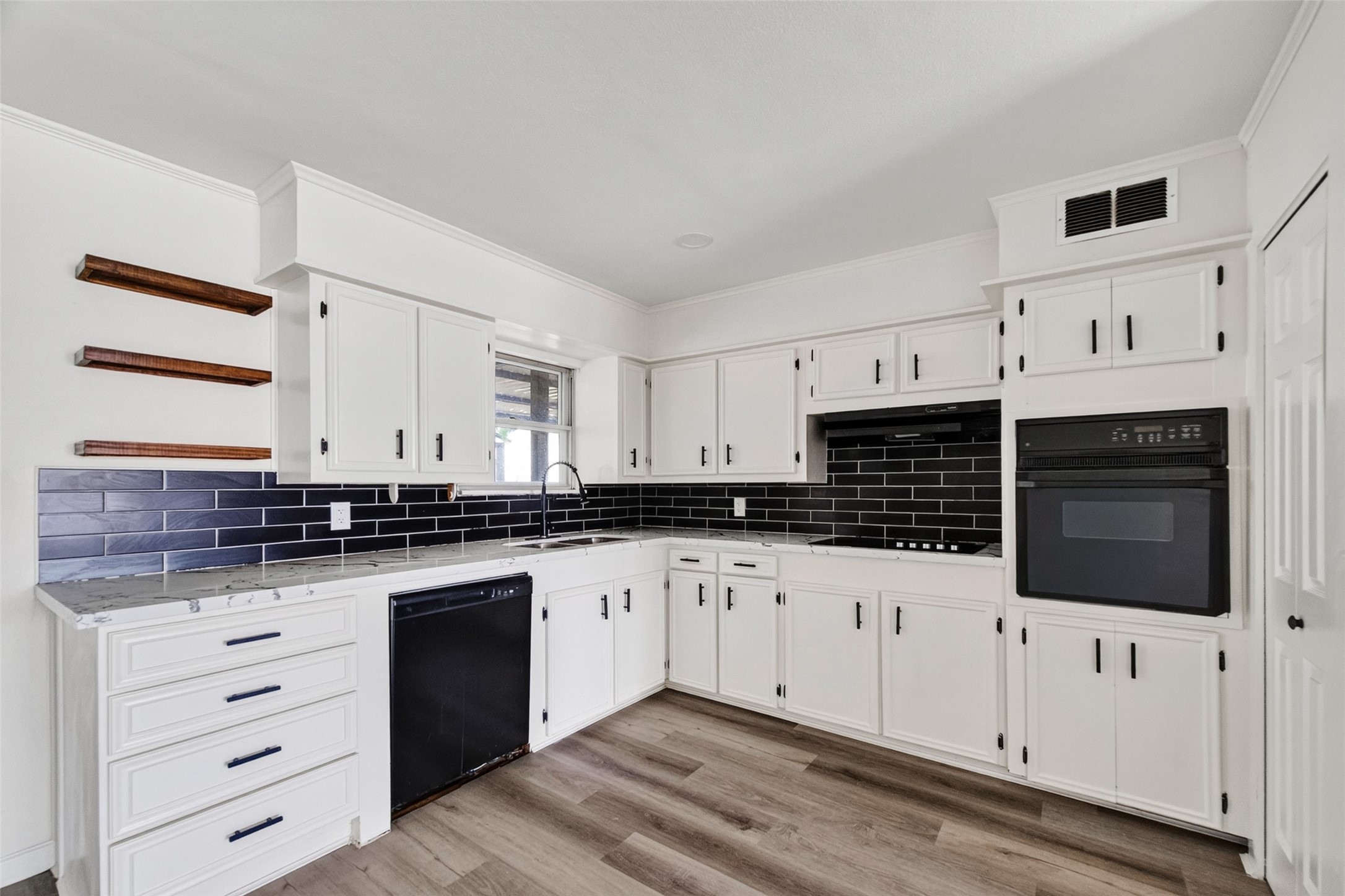 1308 W Dumble Street Property Photo 11