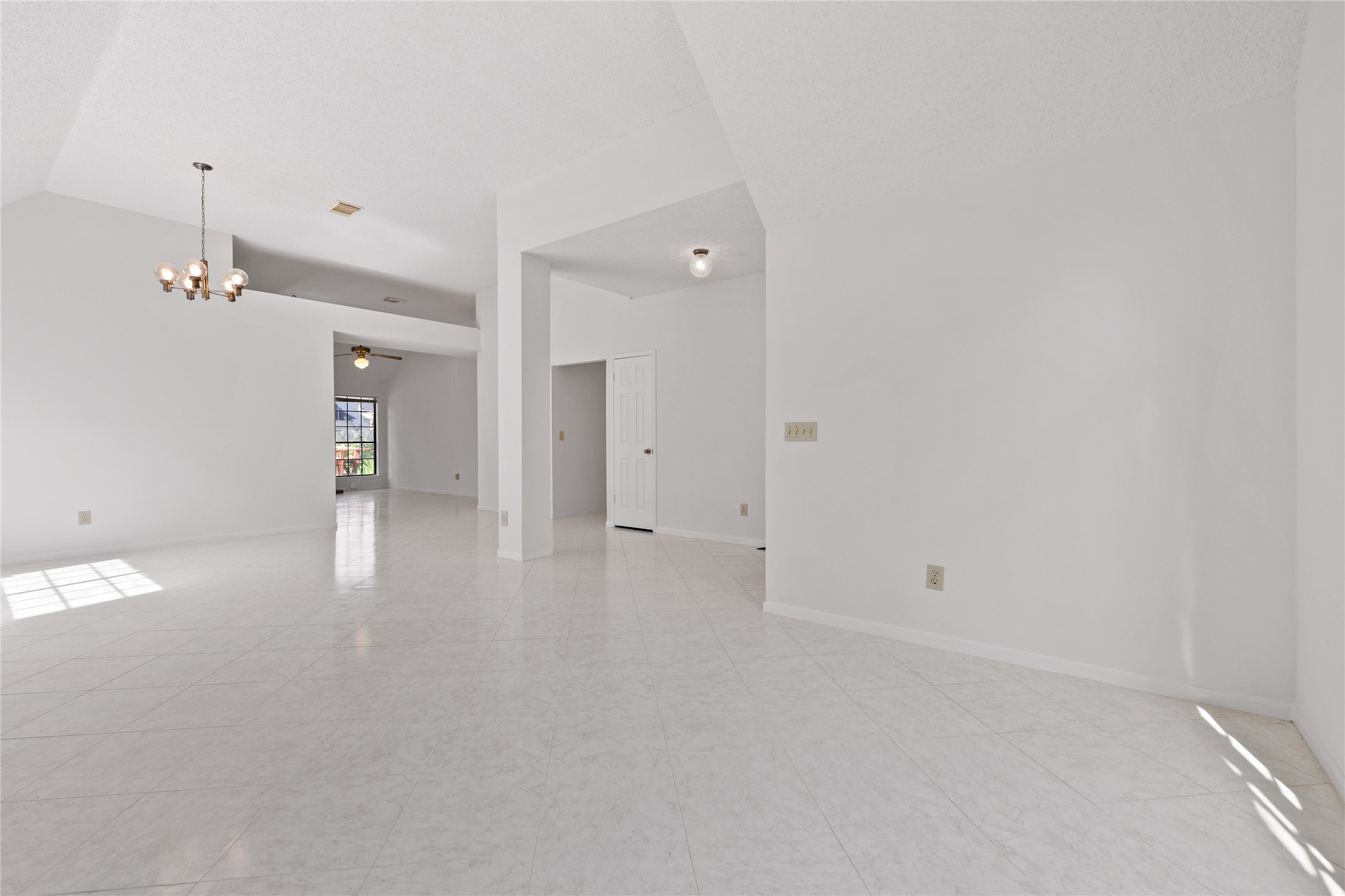 15107 Berkshire Green Drive Property Photo 4