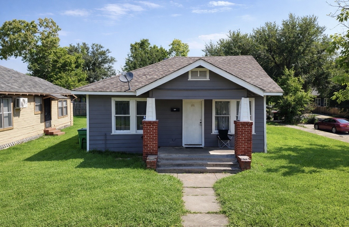 300 W James Street Property Photo 4