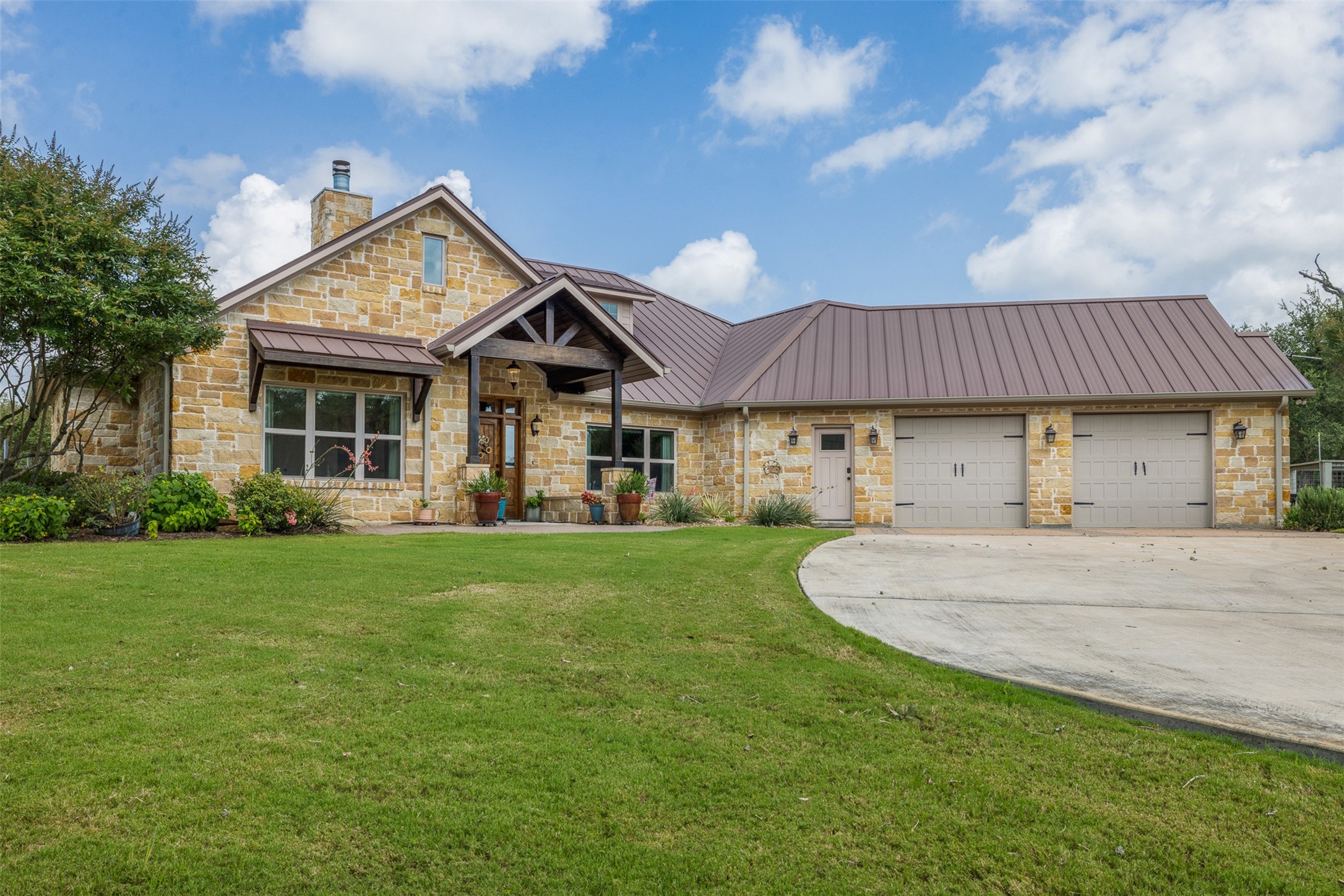 1045 Yaupon Creek Estate Property Photo 2