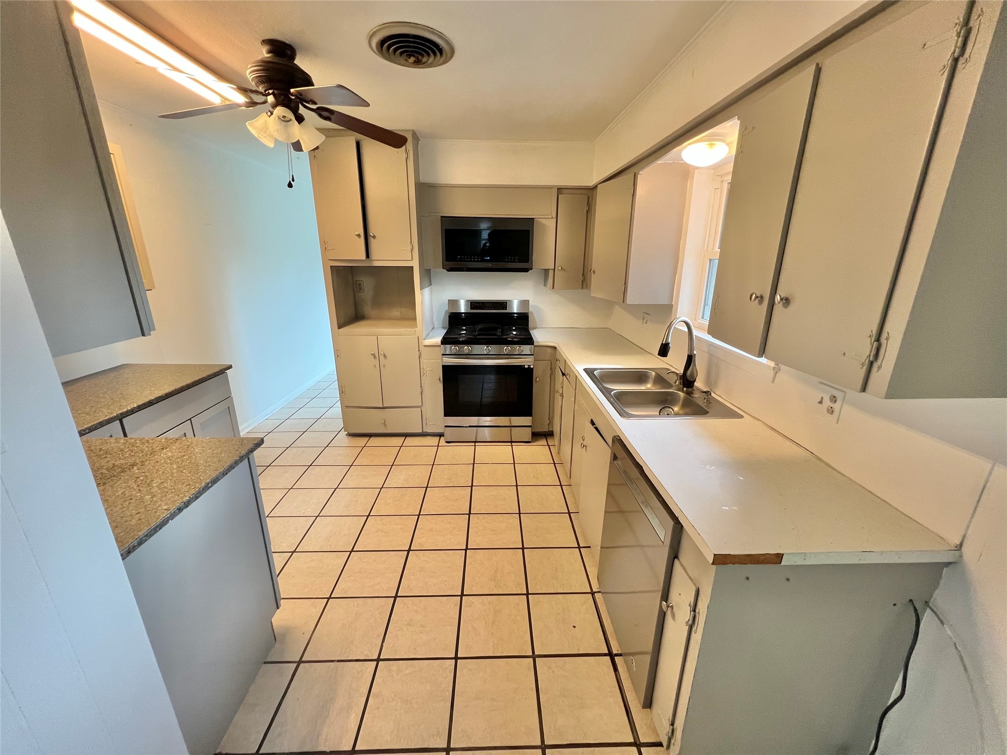 912 Cannan Drive Property Photo 2