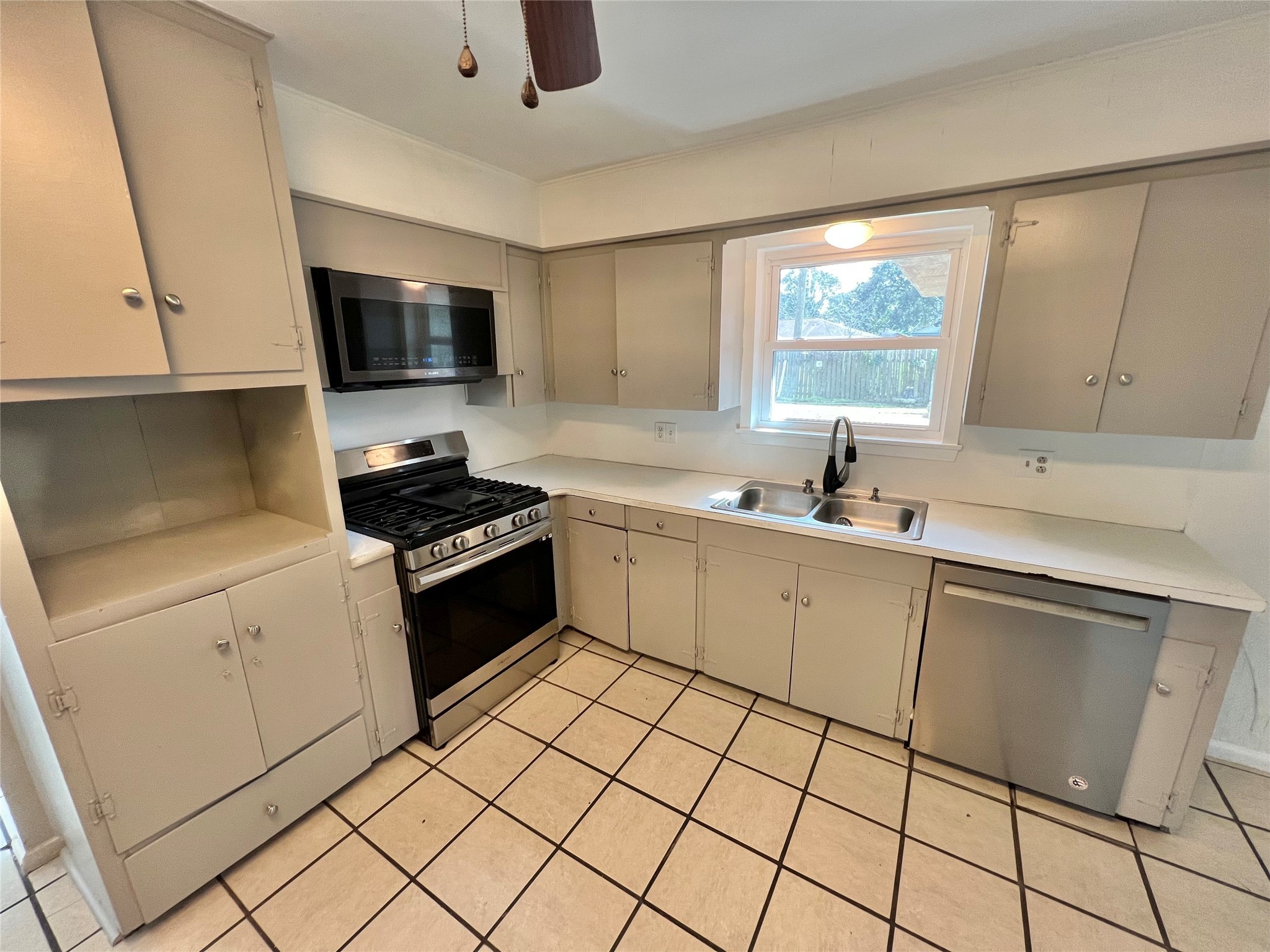 912 Cannan Drive Property Photo 4