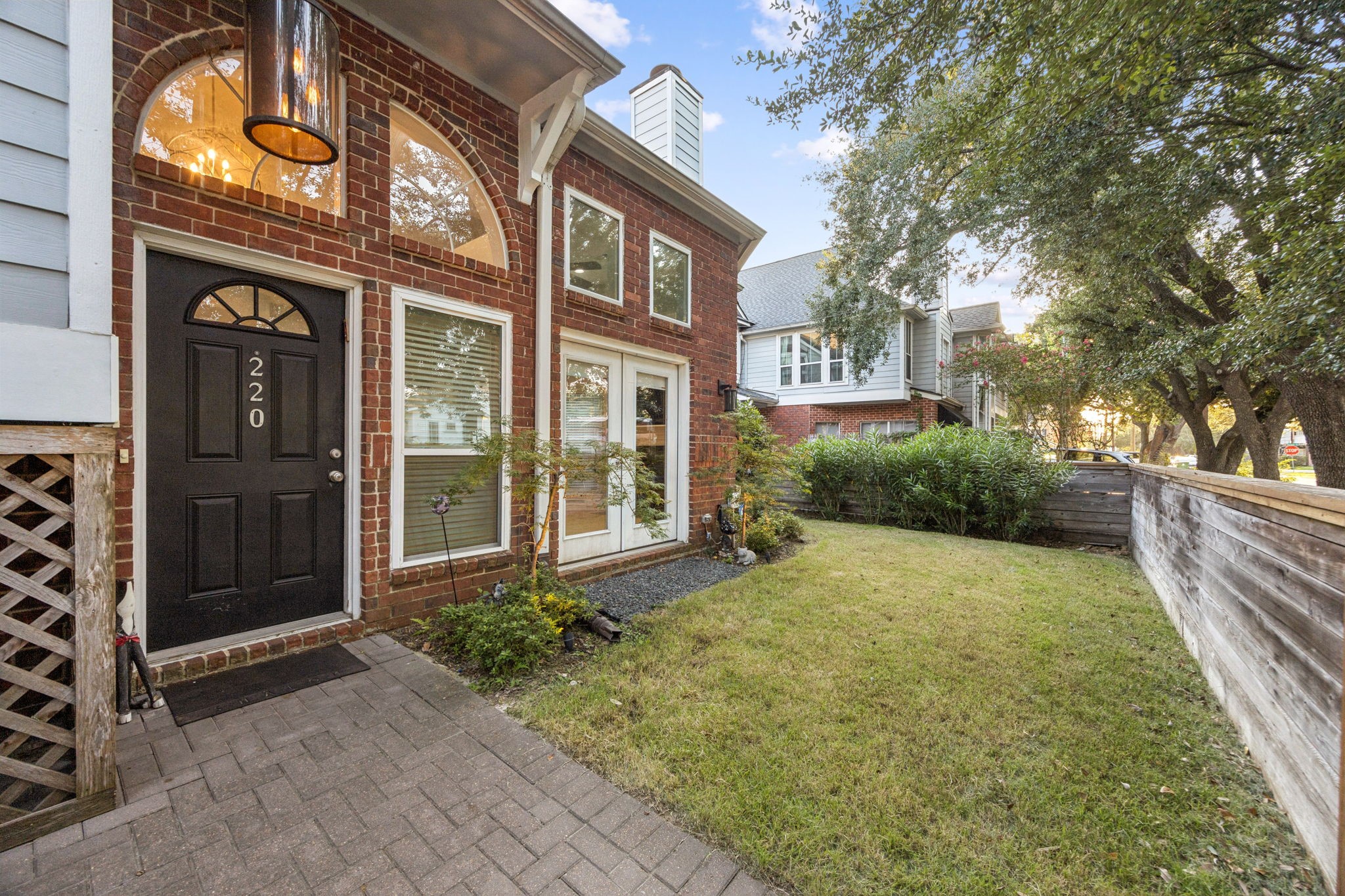 220 E 8th Street Property Photo 2