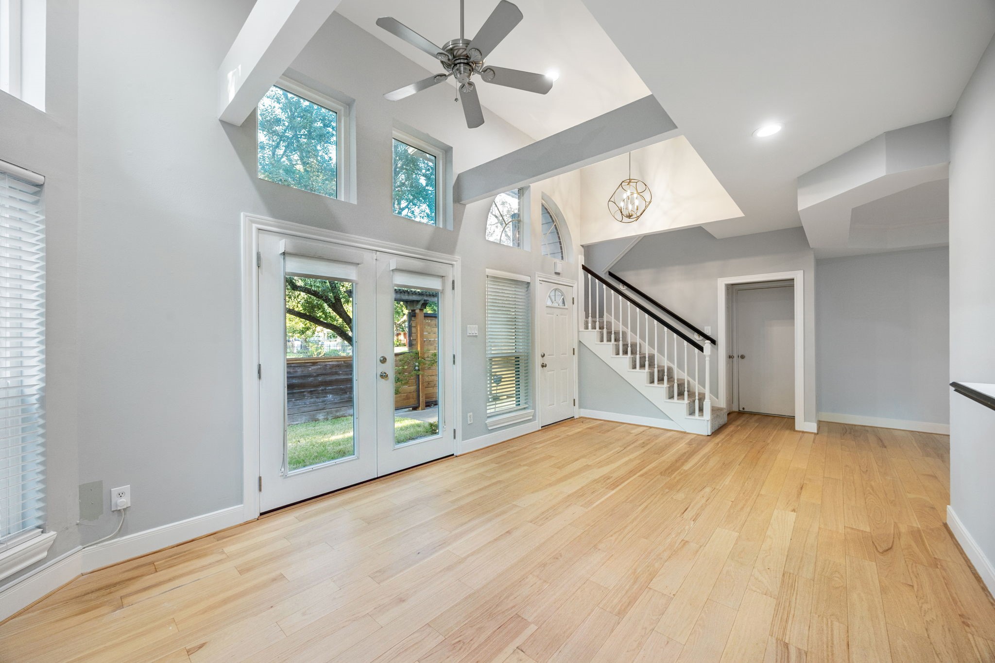 220 E 8th Street Property Photo 5