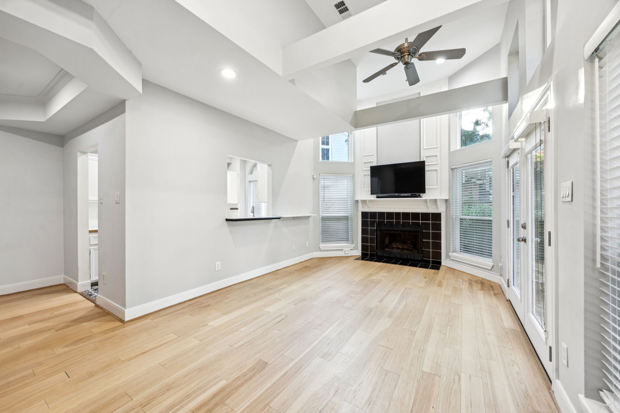 220 E 8th Street Property Photo 6