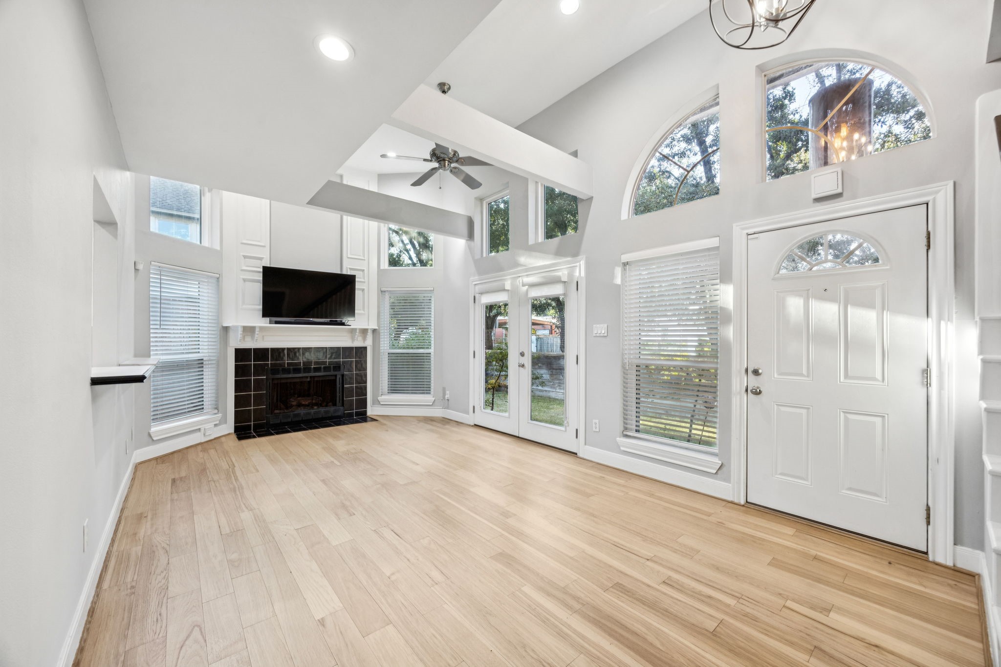 220 E 8th Street Property Photo 7