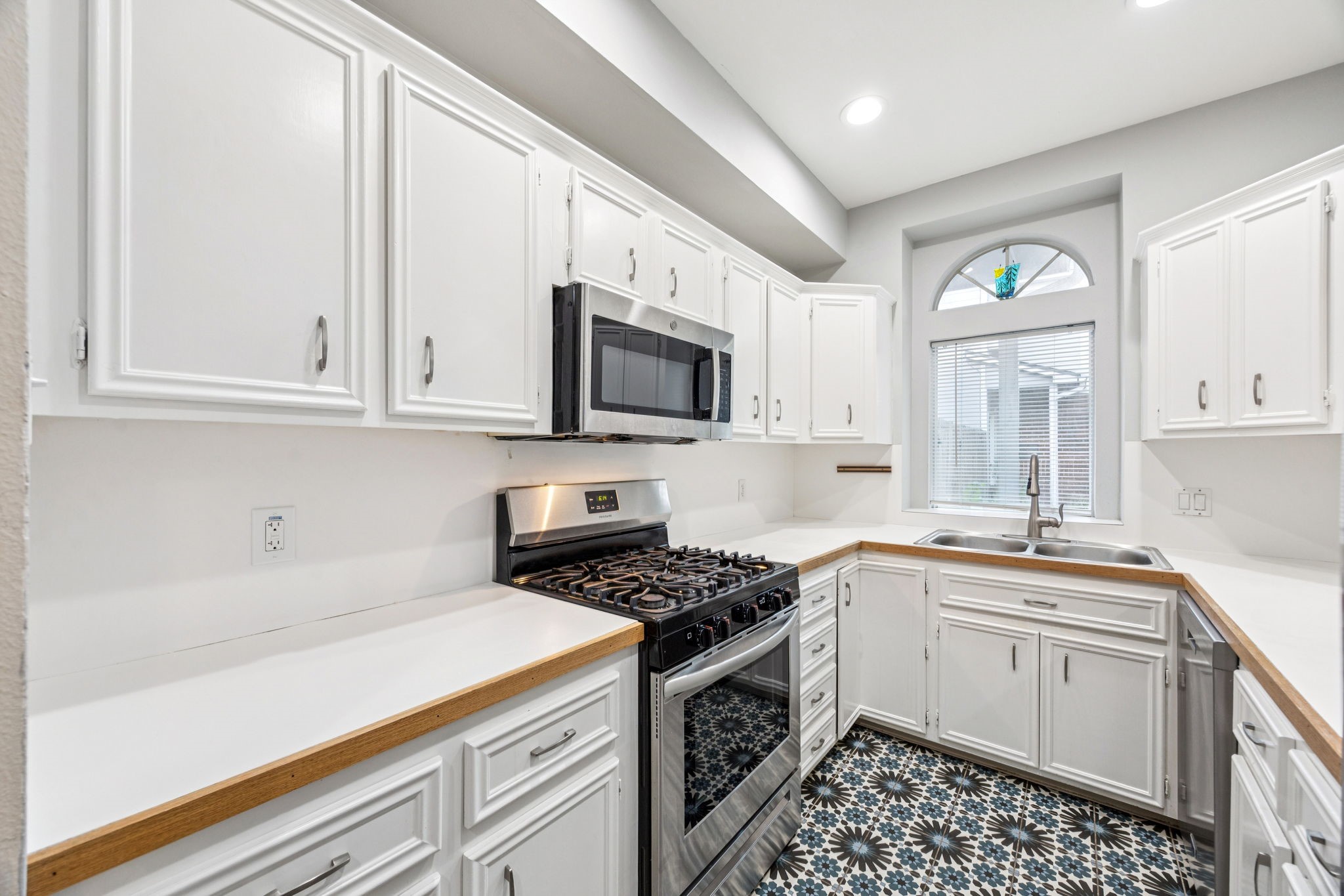 220 E 8th Street Property Photo 9