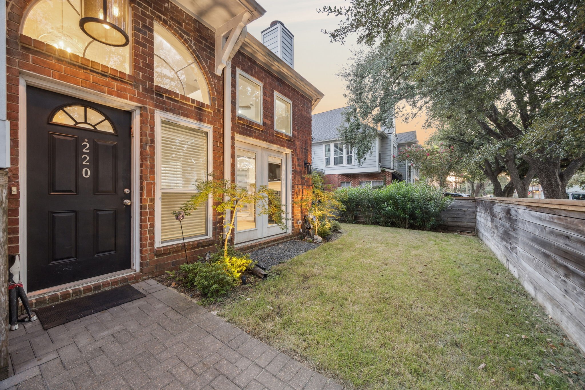 220 E 8th Street Property Photo 23