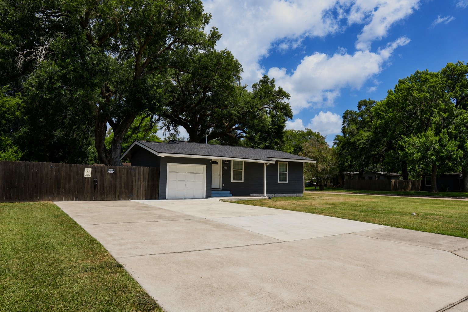 207 Jasmine Street Property Photo 3