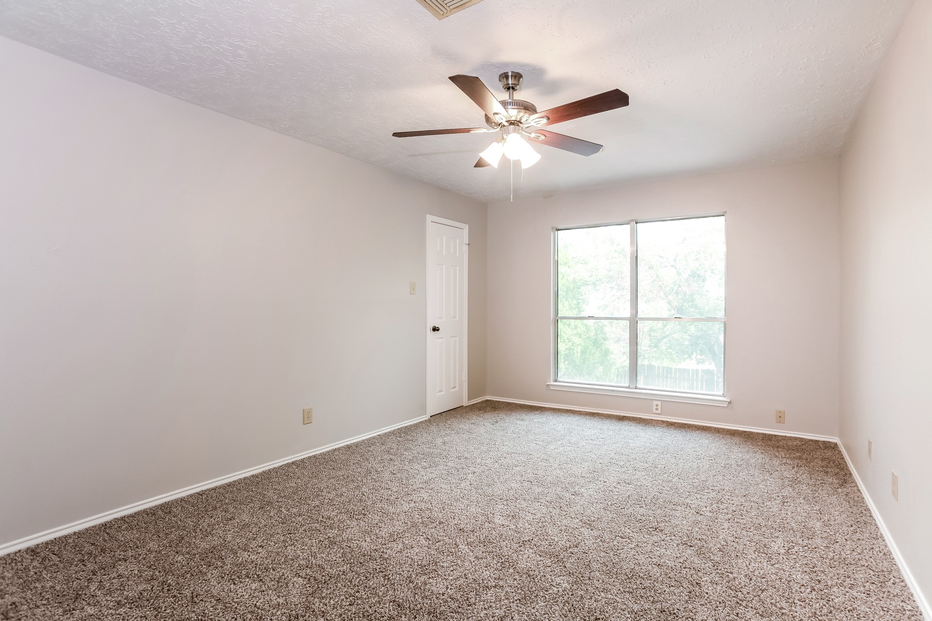 16327 Elmwood Point Lane Property Photo 7