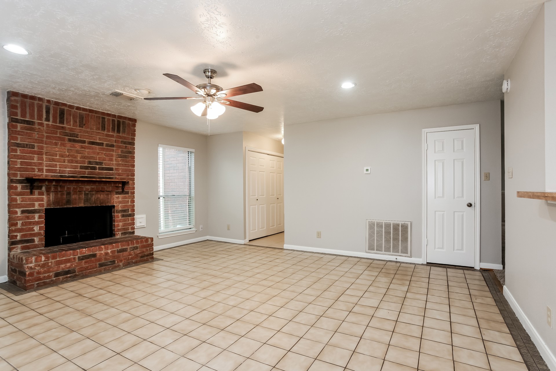 16327 Elmwood Point Lane Property Photo 8